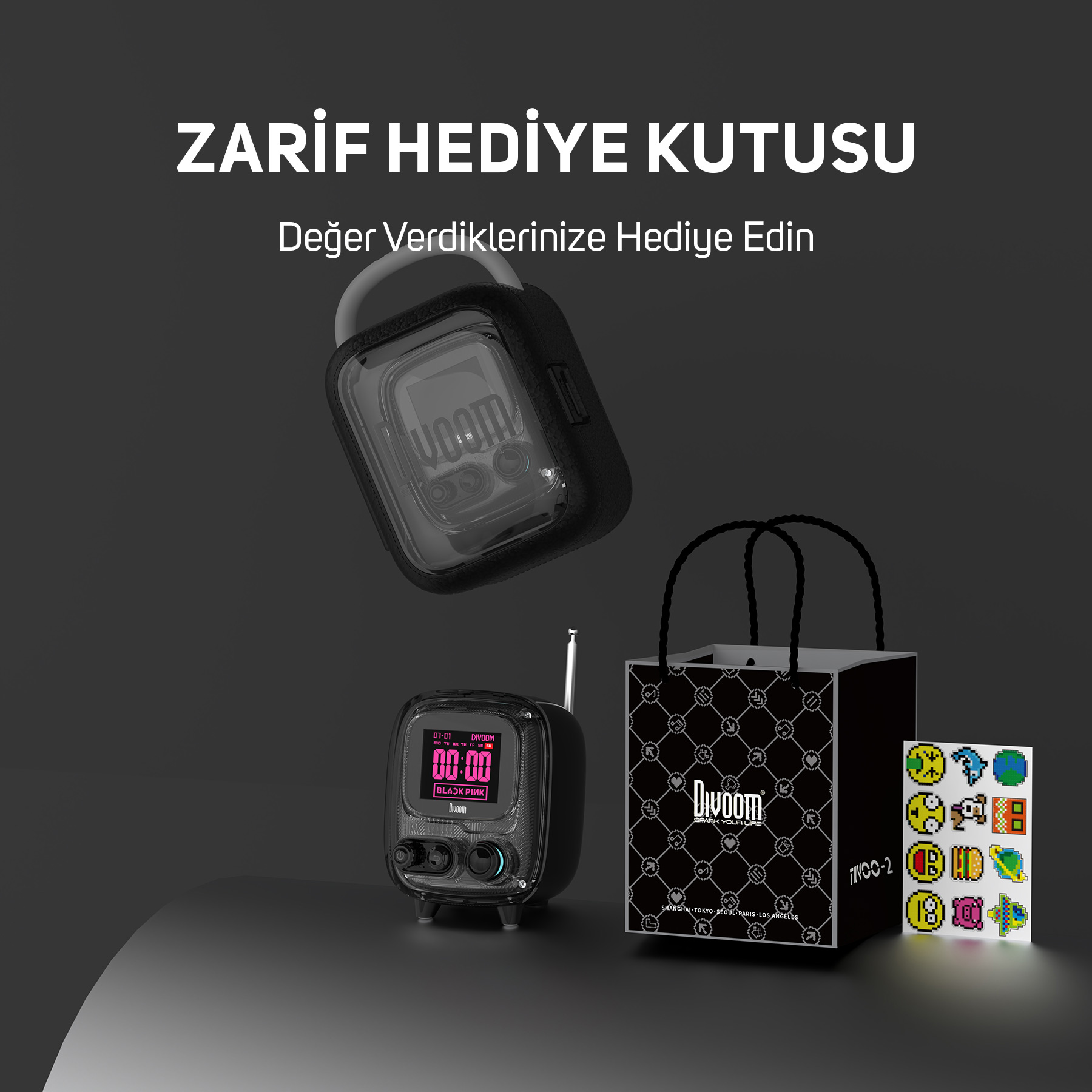 Siyah retro TV tarzı hoparlör, hediye çantası ve çıkartmalar.