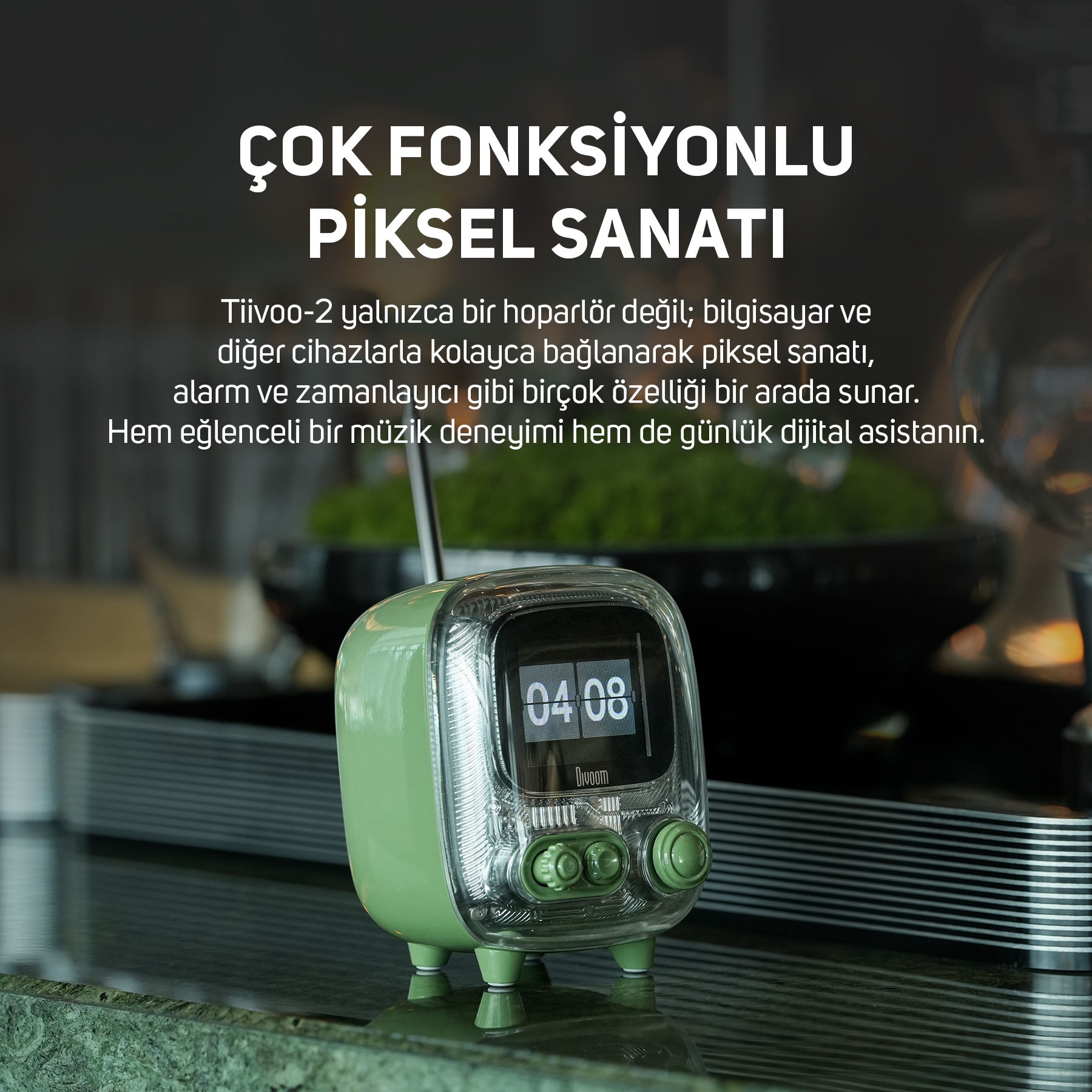 04:08 saatini gösteren yeşil bir Divoom piksel sanat hoparlör.