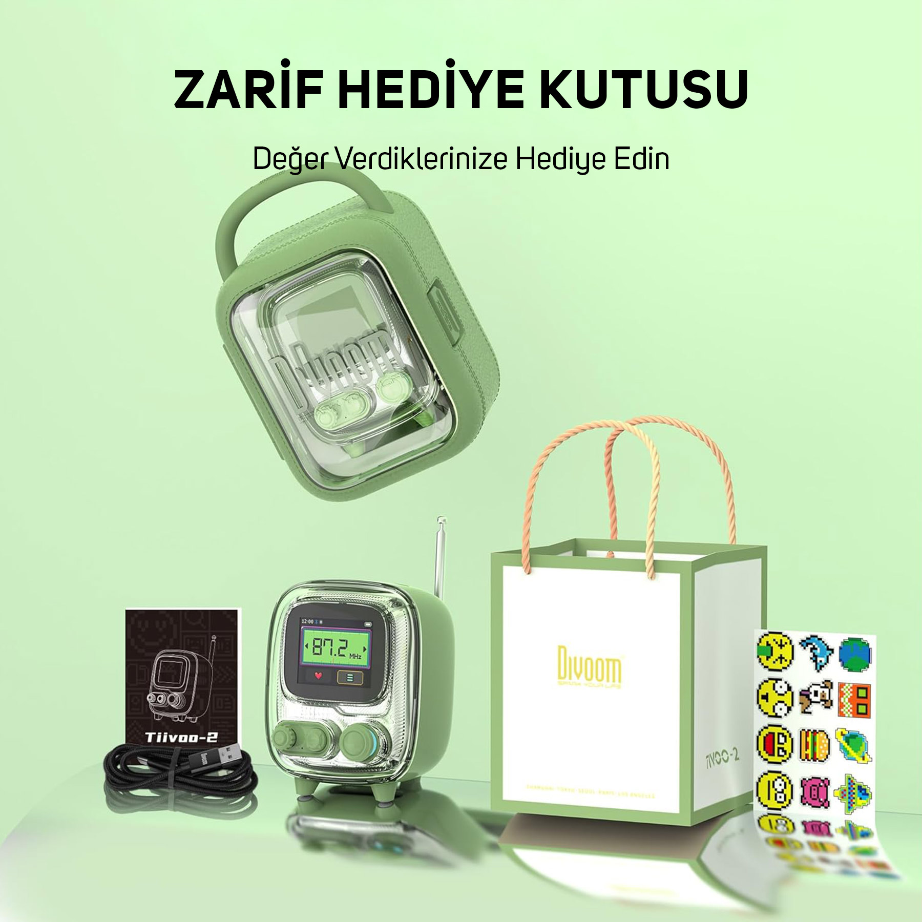 Retro radyo, kablo, çanta ve piksel çıkartmalı yeşil kutu.