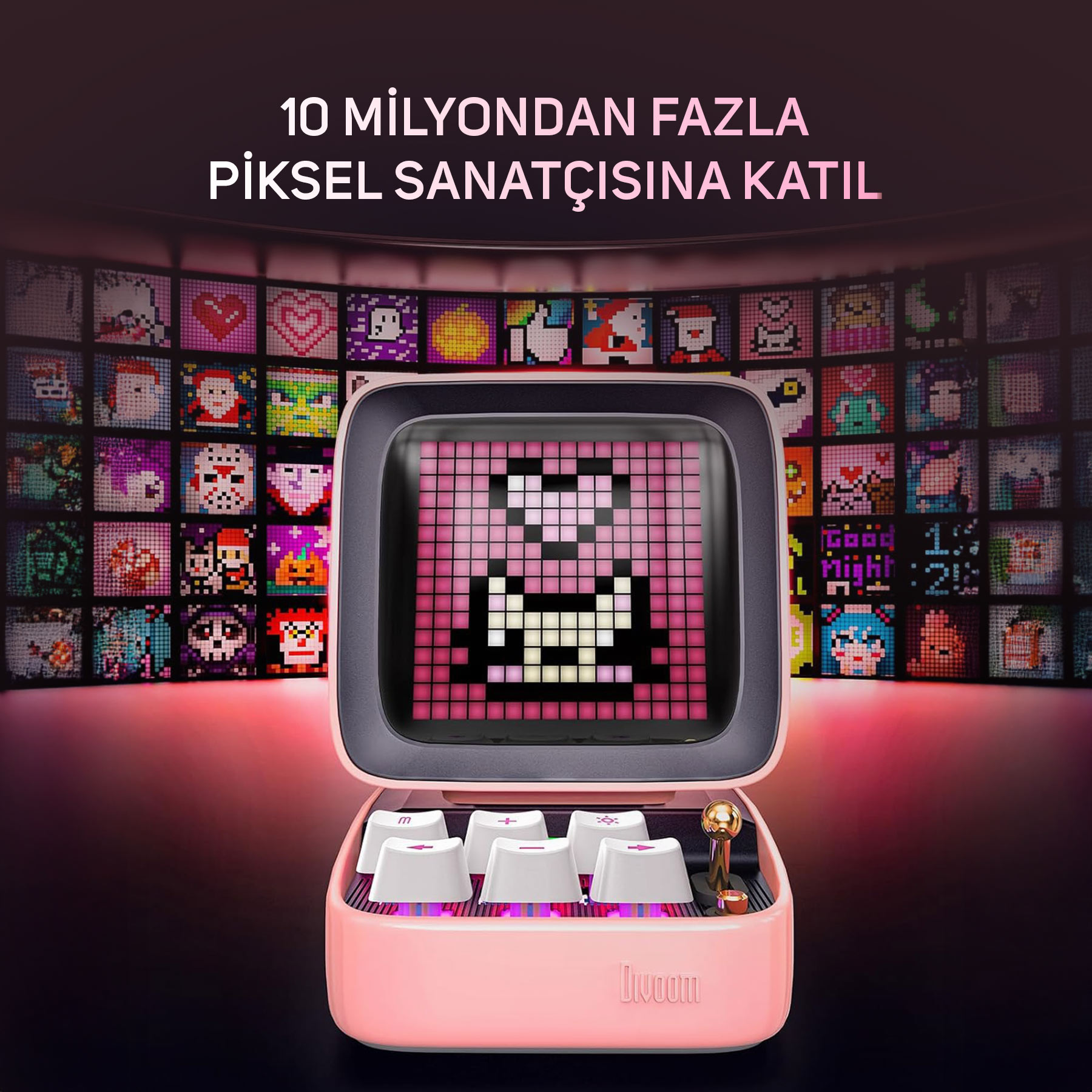 Un altoparlante rosa con schermo pixelato che mostra una faccina carina, circondato da pixel art.