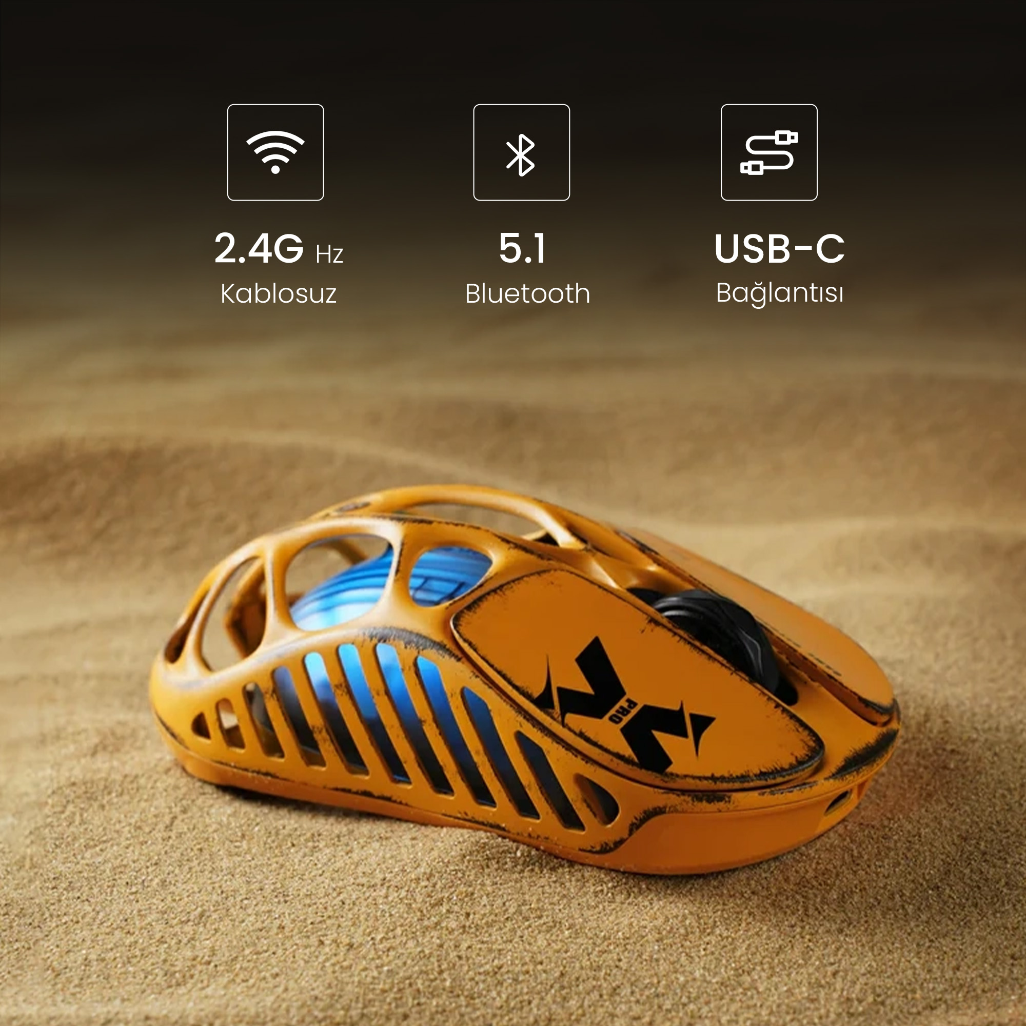 Pomarańczowa mysz gamingowa o otwartym designie na piasku.