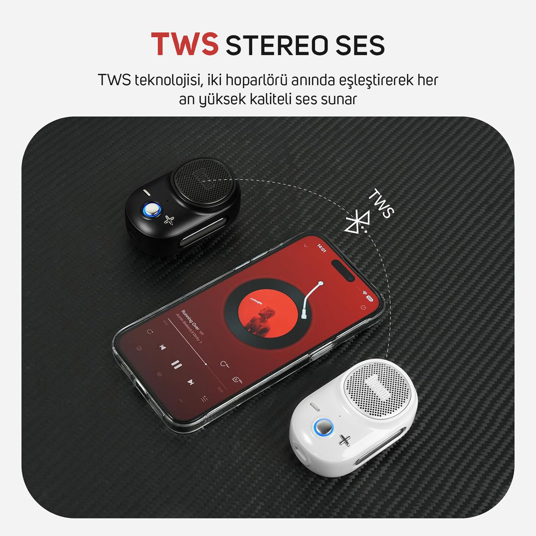 Müzik çalan akıllı telefon ile siyah ve beyaz TWS hoparlörler.