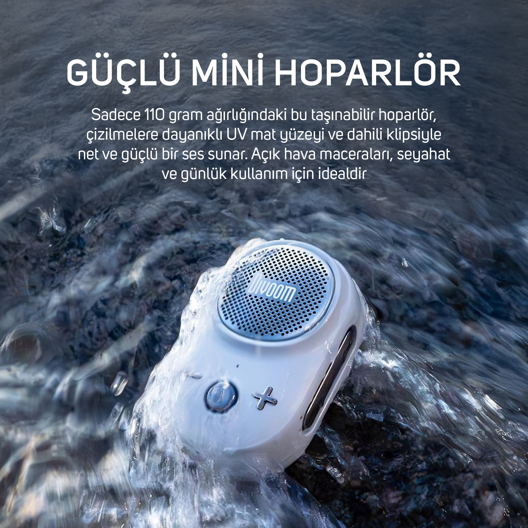 Mavi ızgaralı beyaz, kompakt hoparlör suda yüzüyor.