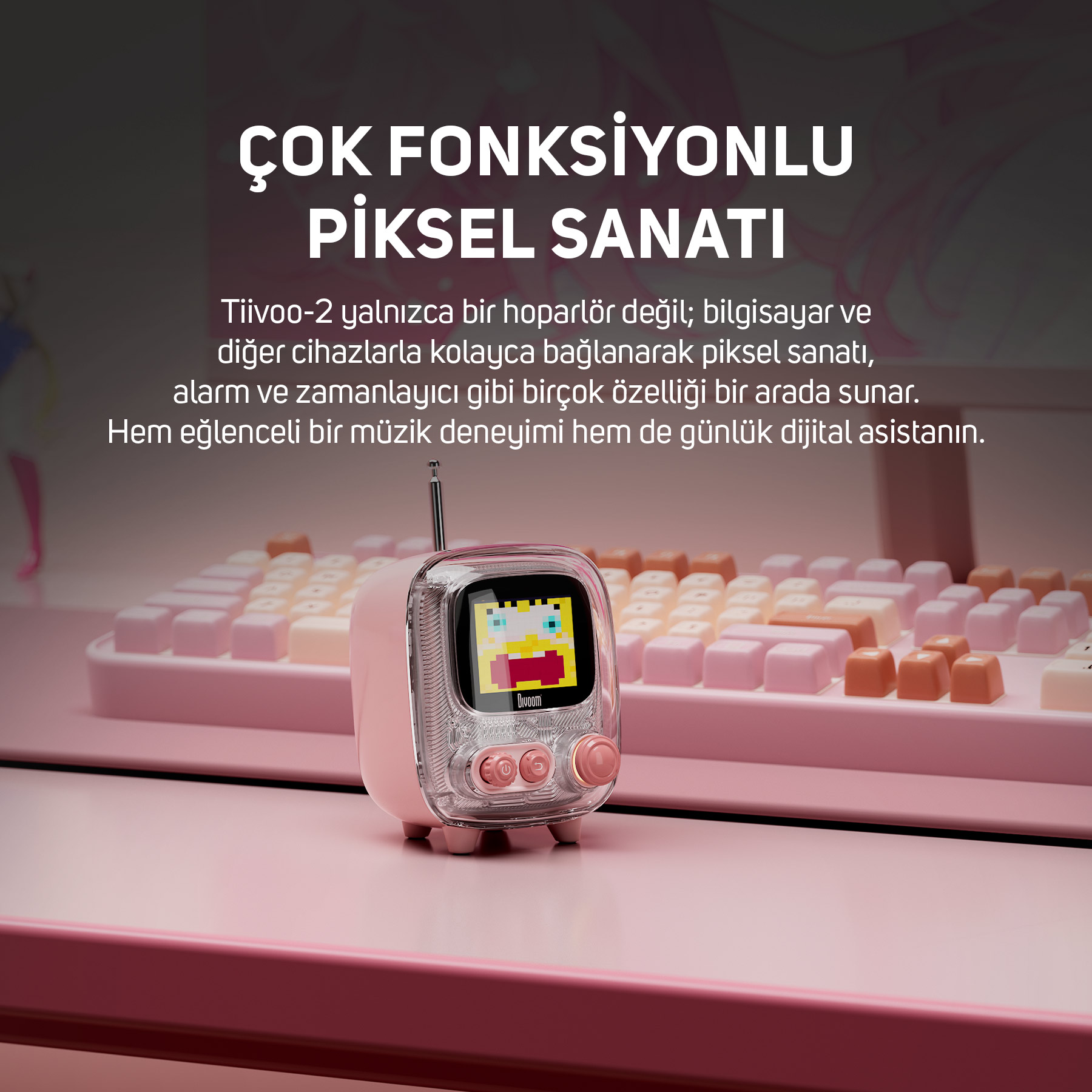 Pembe bir piksel sanat hoparlörü klavyenin üzerinde duruyor.