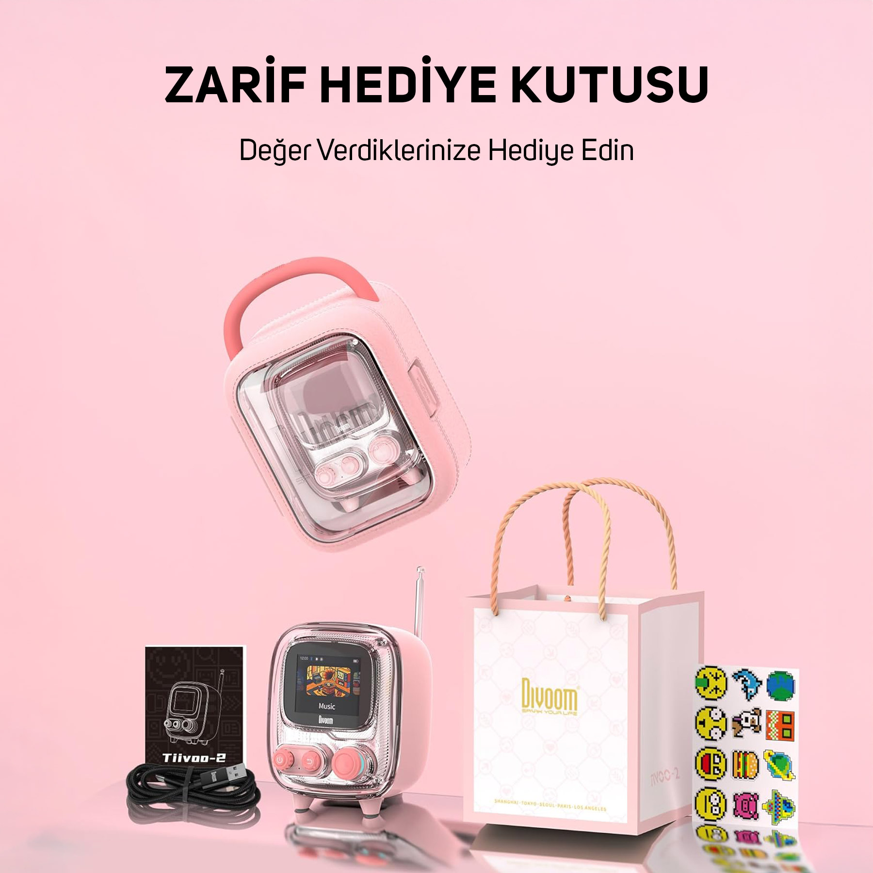 Aksesuar ve hediye çantalı pembe retro TV tarzı hoparlör.