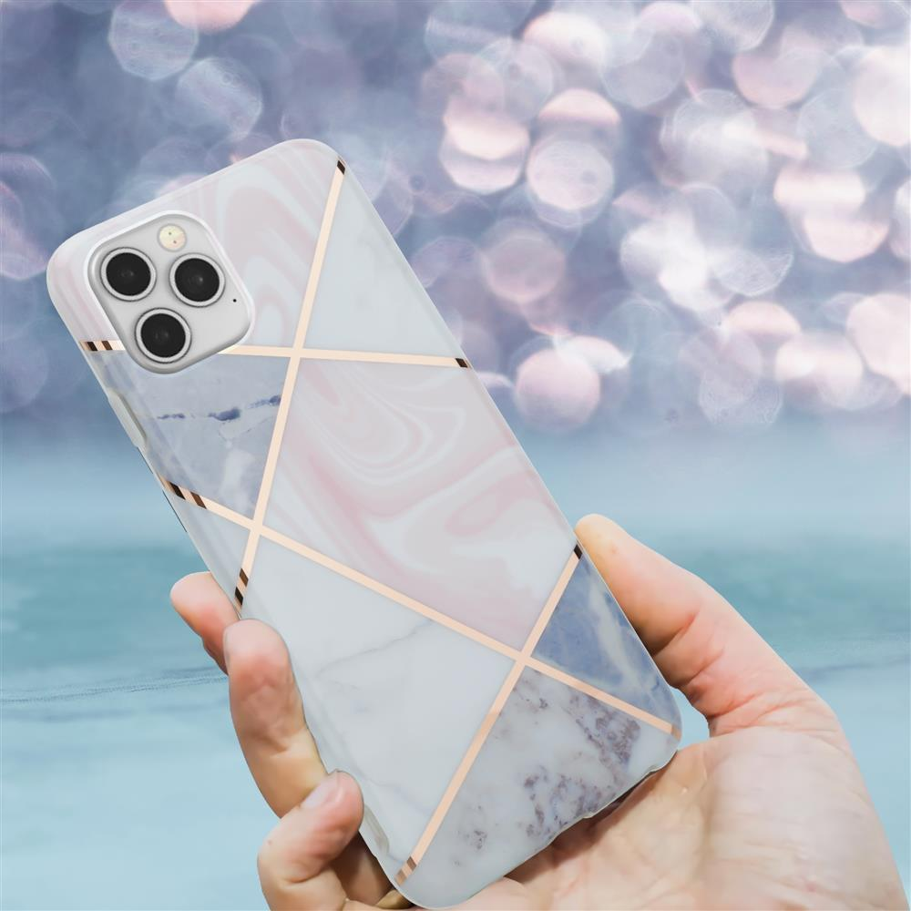 Una mano tiene una cover per telefono in marmo con vortici rosa e grigi e linee dorate.