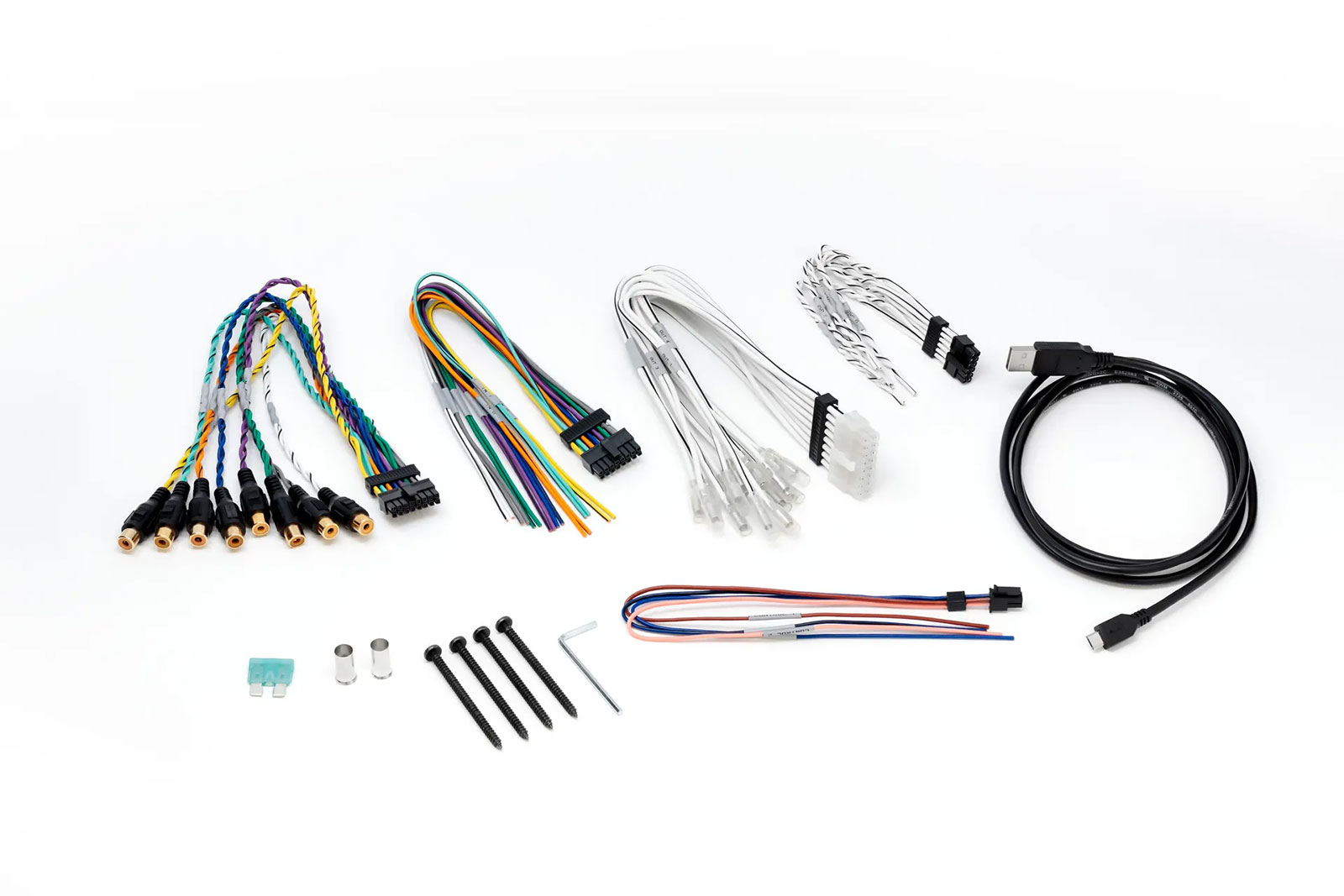 Verschiedene Kabel und Anschlüsse, darunter Cinch, USB und Schrauben.