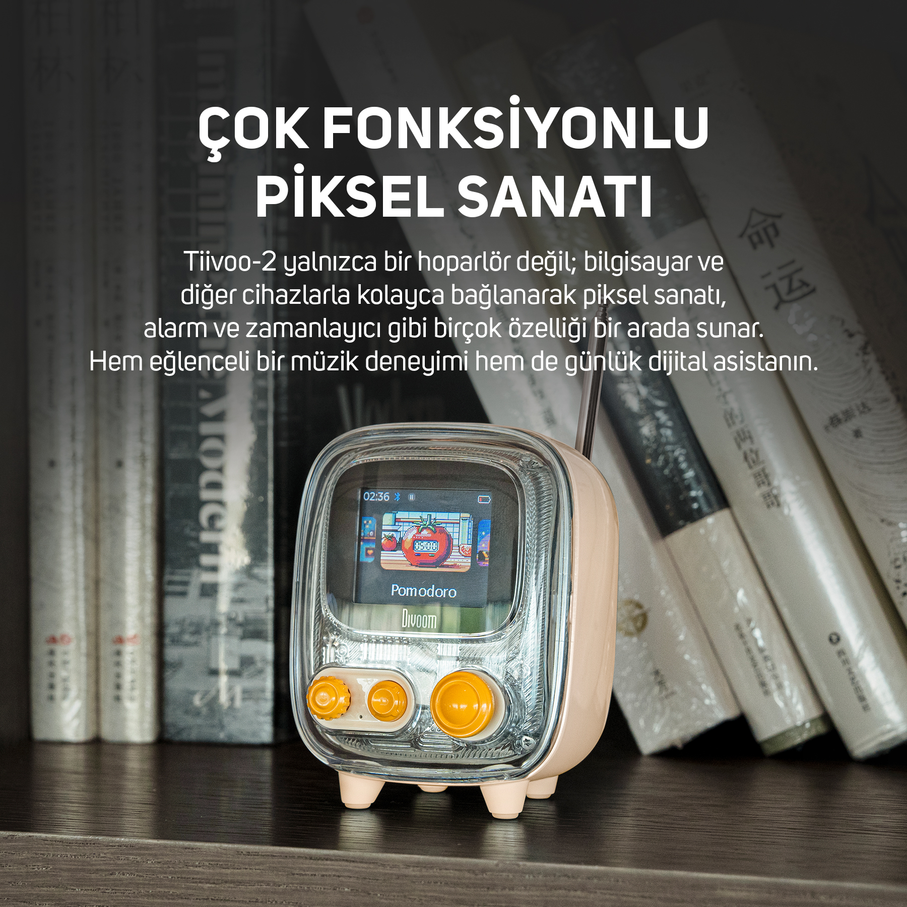 Ekranda zaman ve zamanlayıcı gösteren şeftali rengi Divoom Piksel hoparlör.