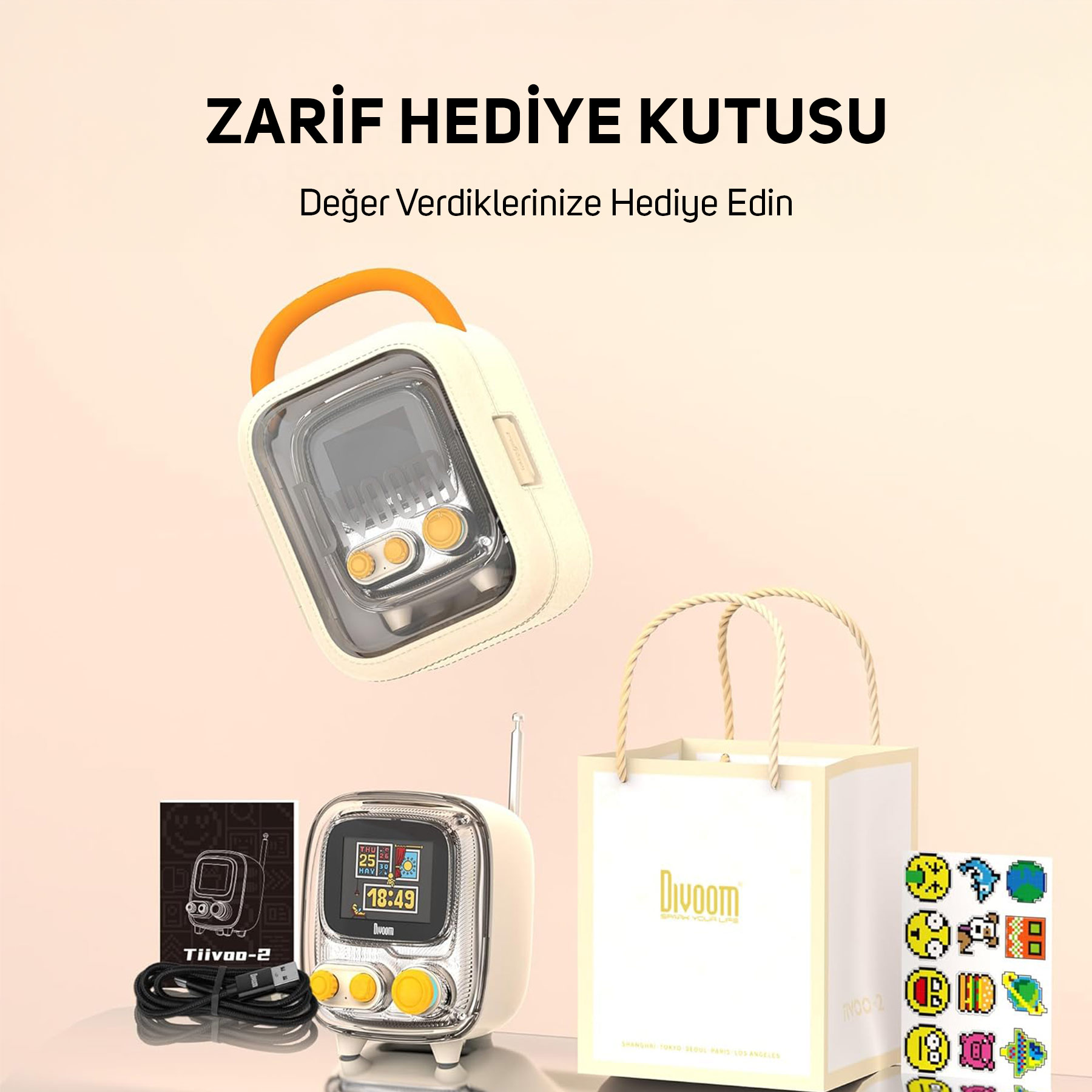 Şarj kablosu ve alışveriş çantası olan retro radyo.