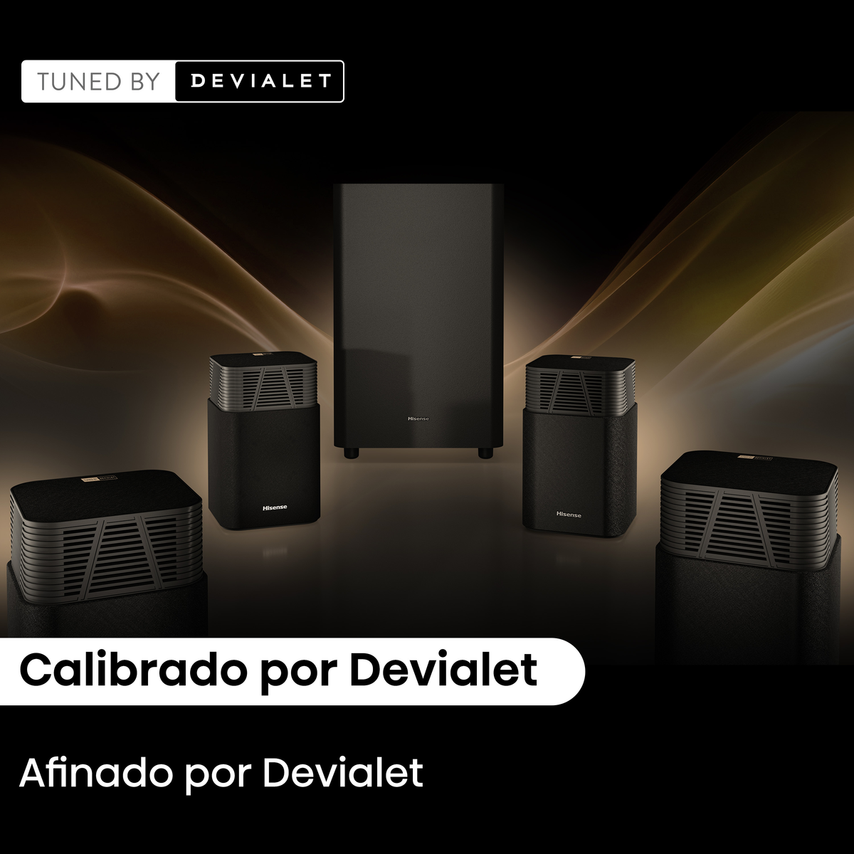 Quatre haut-parleurs Hisense noirs et un subwoofer sont disposés sur un fond sombre.