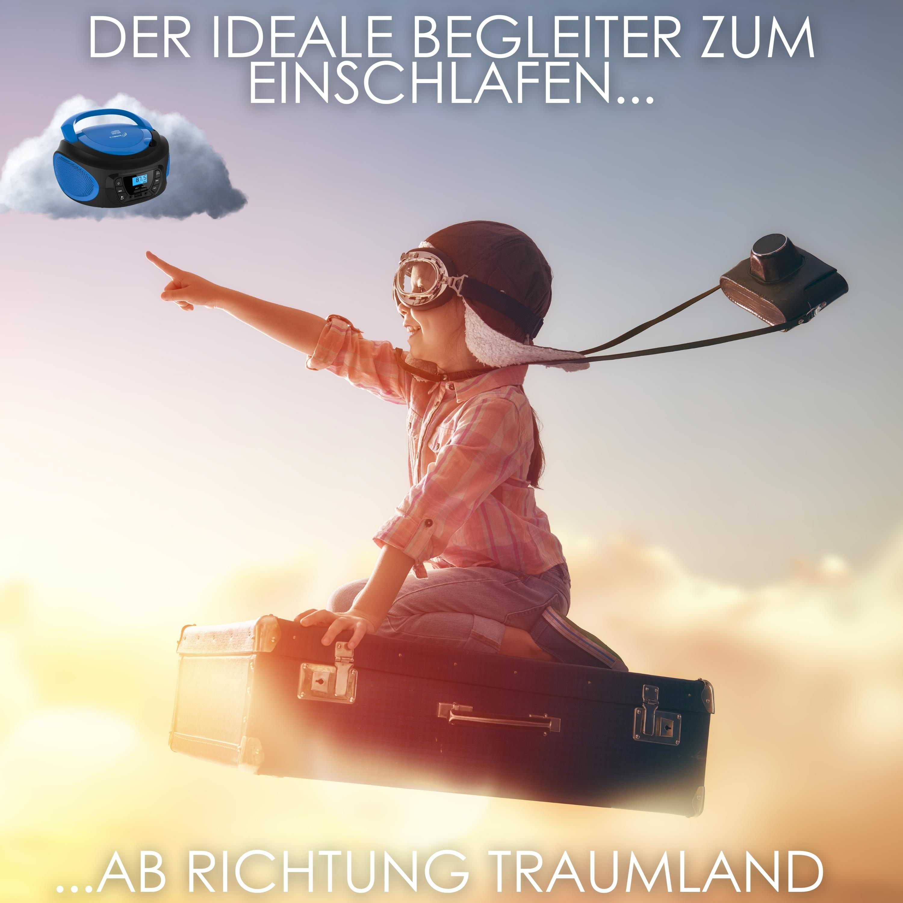 Kind im Fliegerhut sitzt auf Koffer, zeigt nach oben, CD-Player in Wolke.
