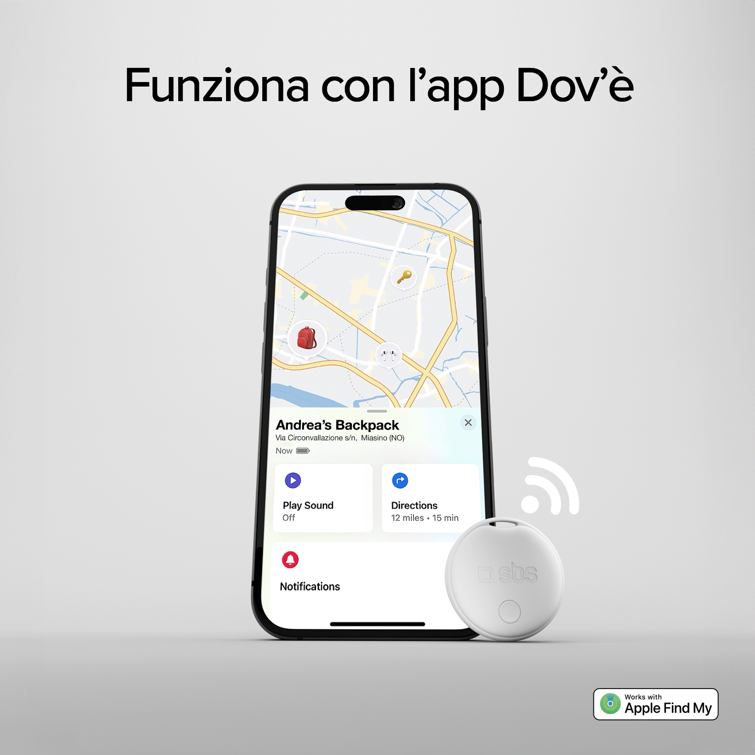 Un smartphone muestra un mapa con un icono de mochila. Un rastreador blanco está al lado.