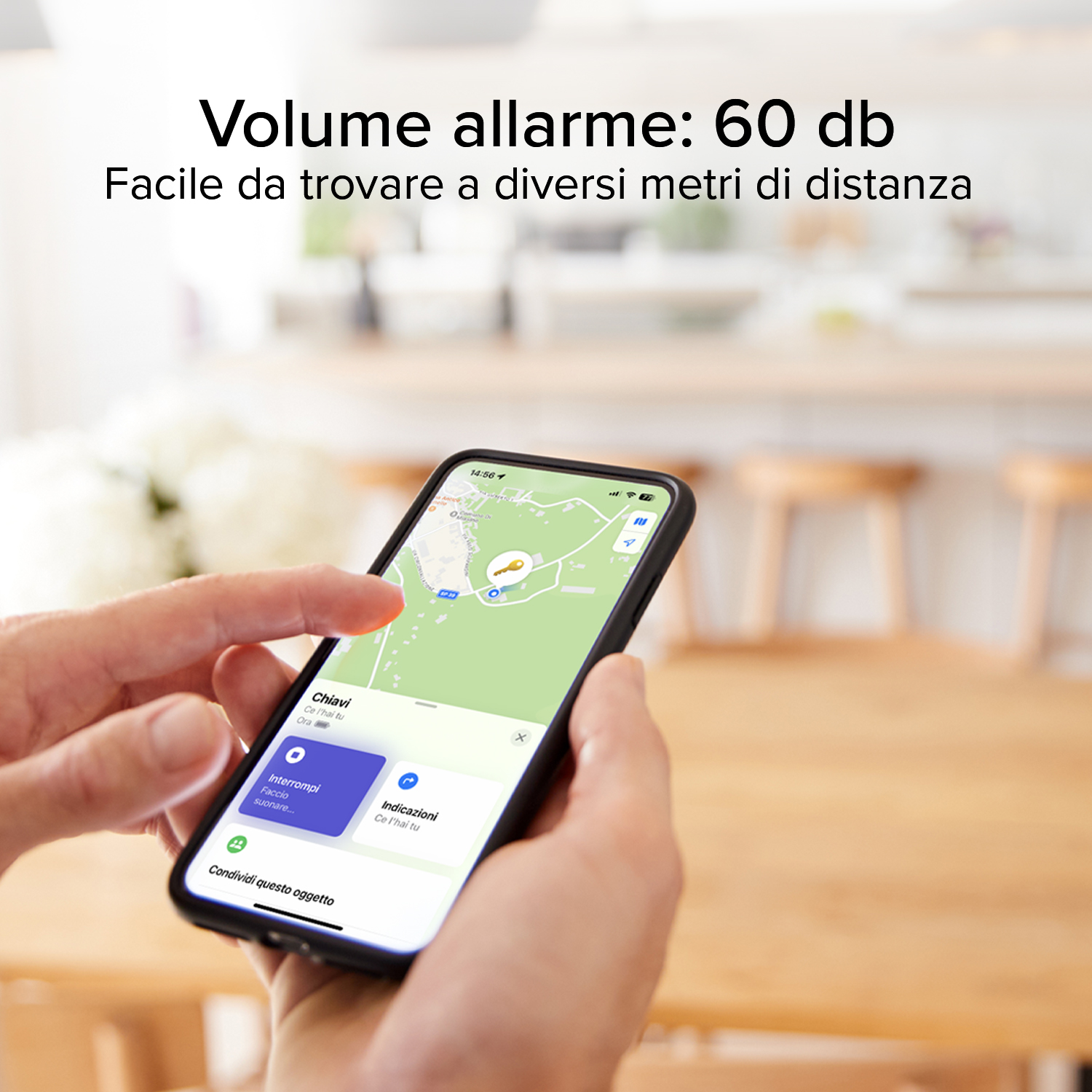 Una mano sostiene un teléfono mostrando un mapa con llaves y opciones para reproducir sonido.