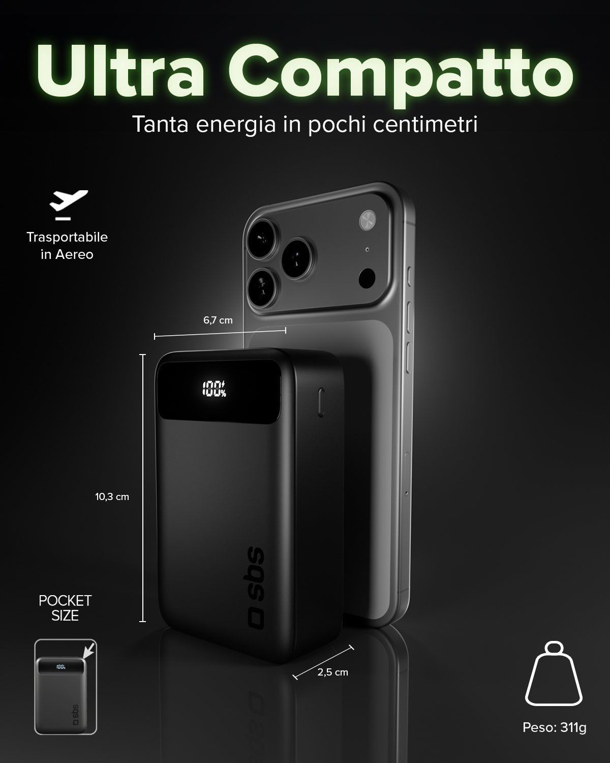 Power bank SBS nera accanto a uno smartphone. Dimensioni: 10,3x6,7x2,5cm. Peso 311g.