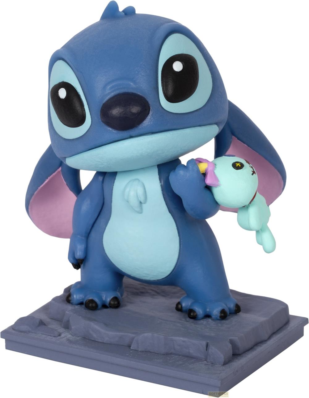Eine blaue Figur von Stitch hält ein kleines blaues Spielzeug.