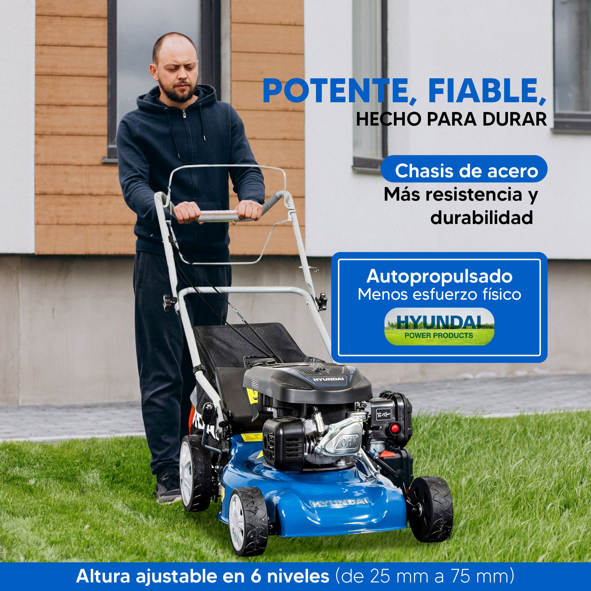Un hombre empuja un cortacésped Hyundai azul sobre césped verde.