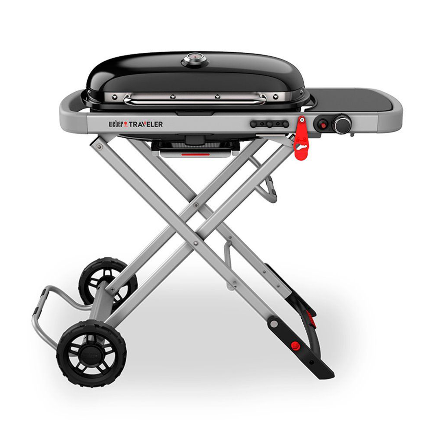 Una griglia Weber portatile nera su telaio pieghevole argentato con ruote.