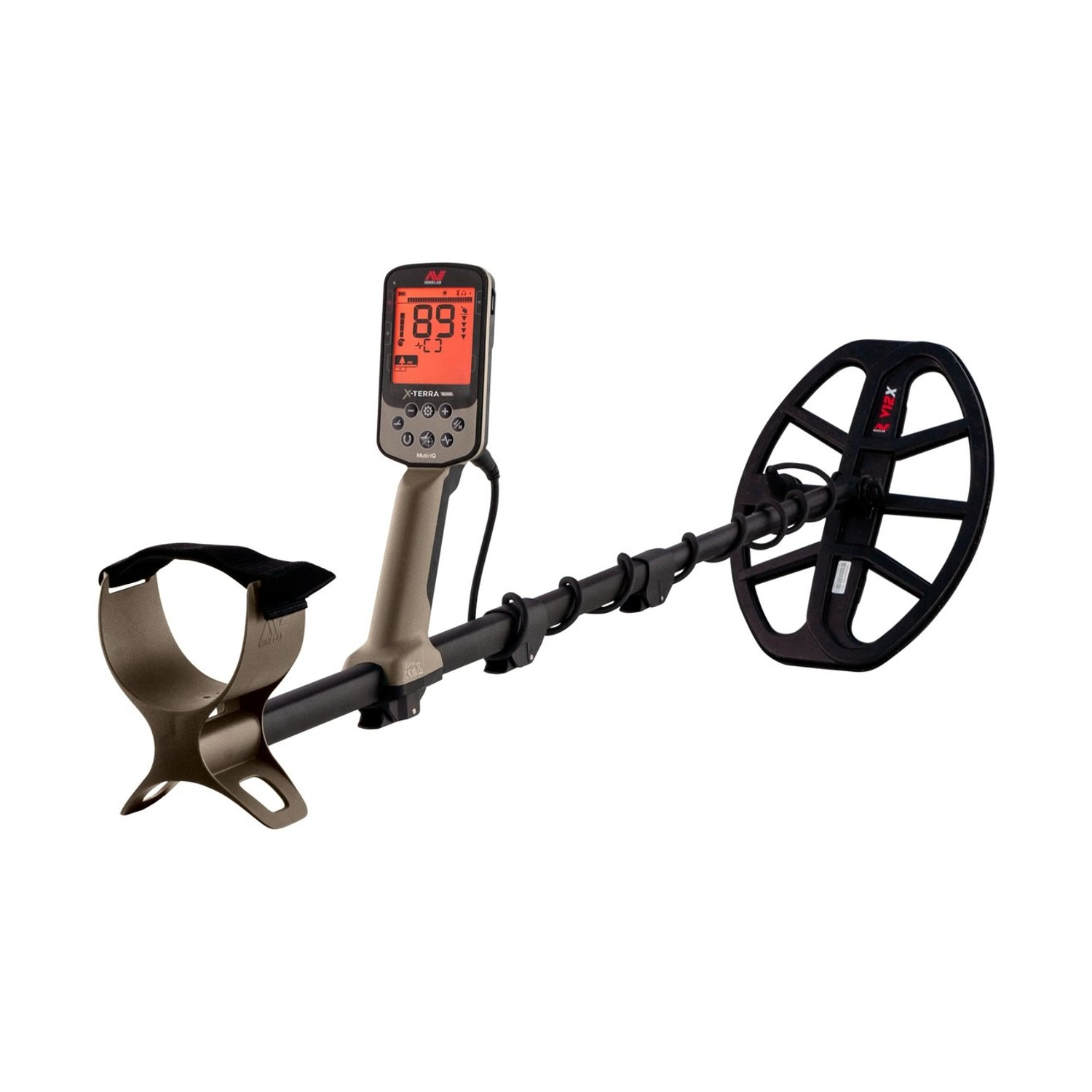 Un metal detector con bobina nera, manico beige e display digitale rosso.