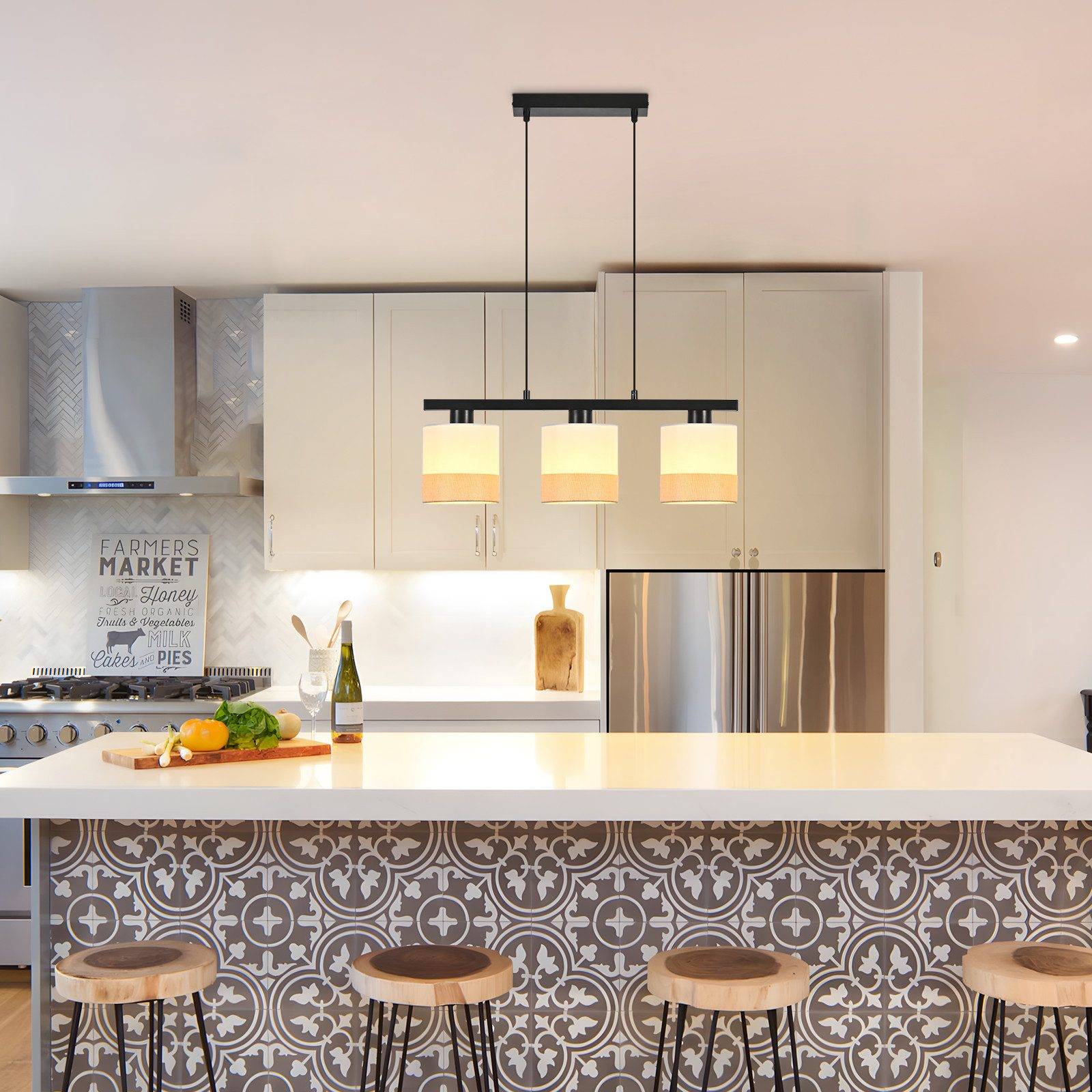 Cucina moderna con lampada a sospensione, isola e sgabelli.
