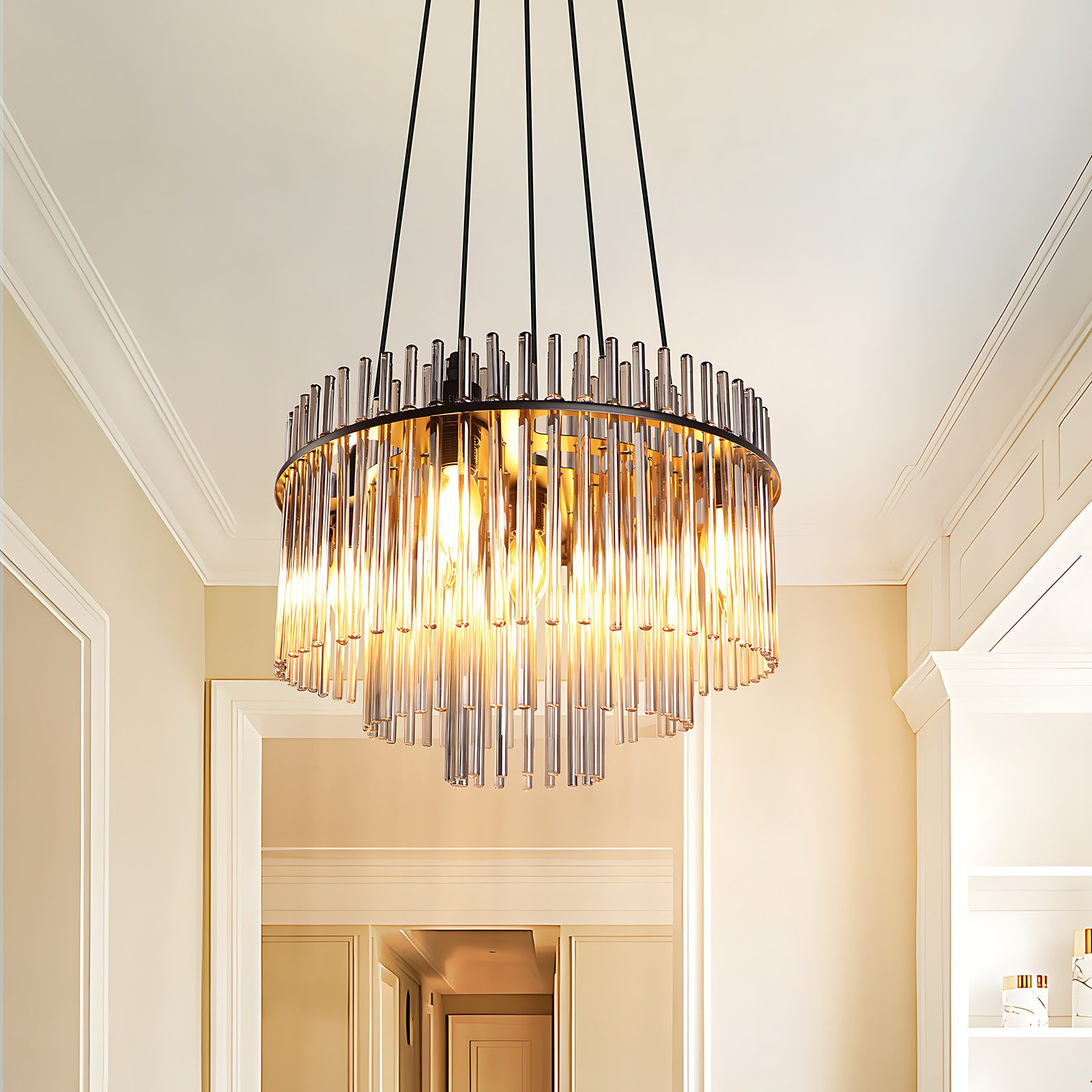 Un lampadario rotondo con aste di vetro e lampadine pende dal soffitto.