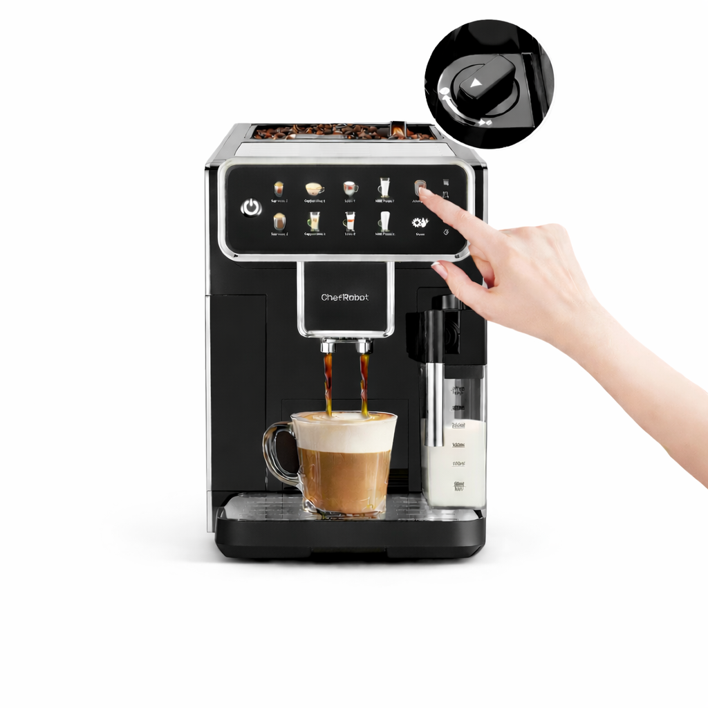 Eine Hand drückt eine Taste auf einer schwarzen Kaffeemaschine, die Kaffee in eine Tasse gießt.