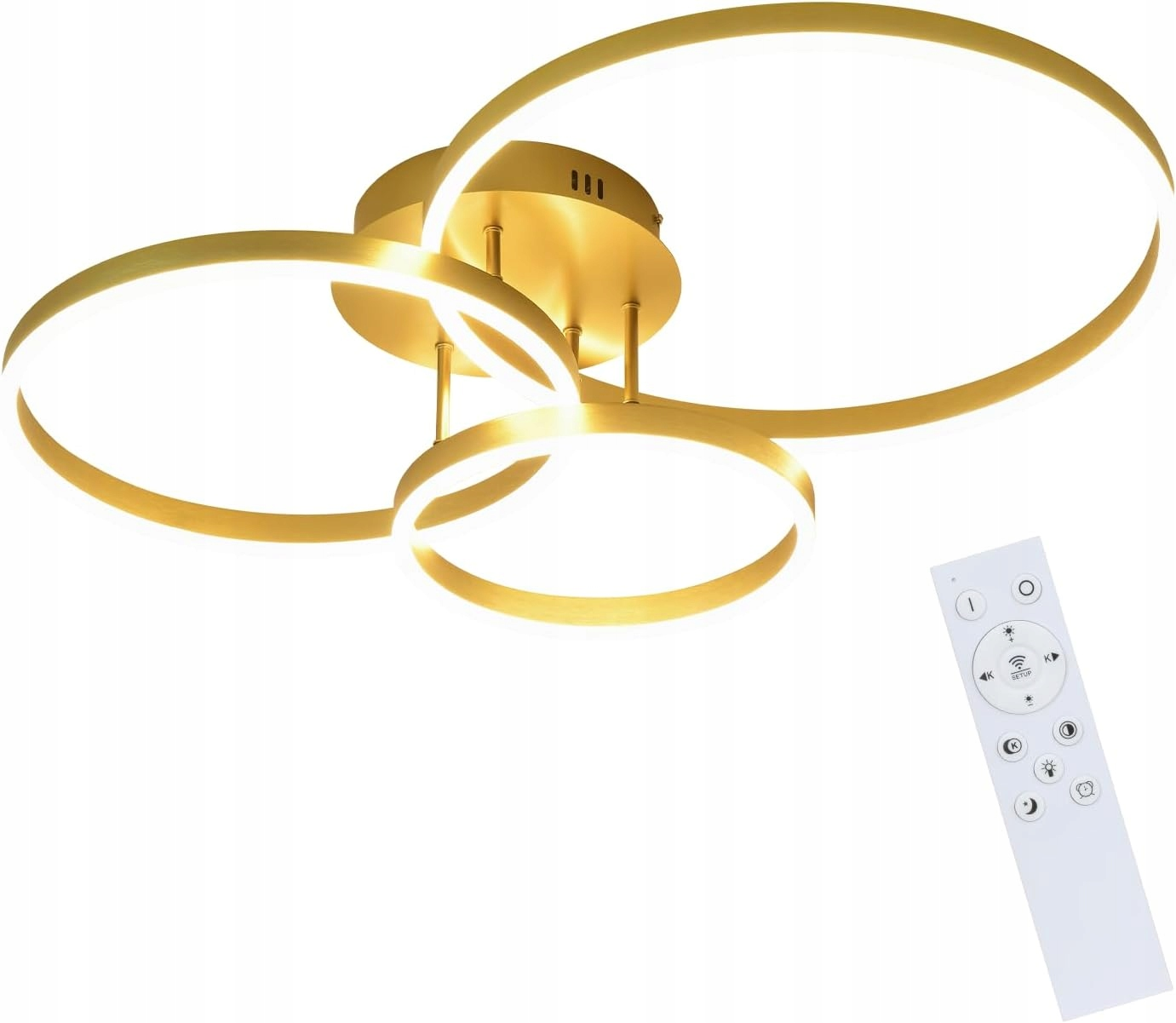 Un moderno lampadario dorato con tre anelli interconnessi e un telecomando bianco.