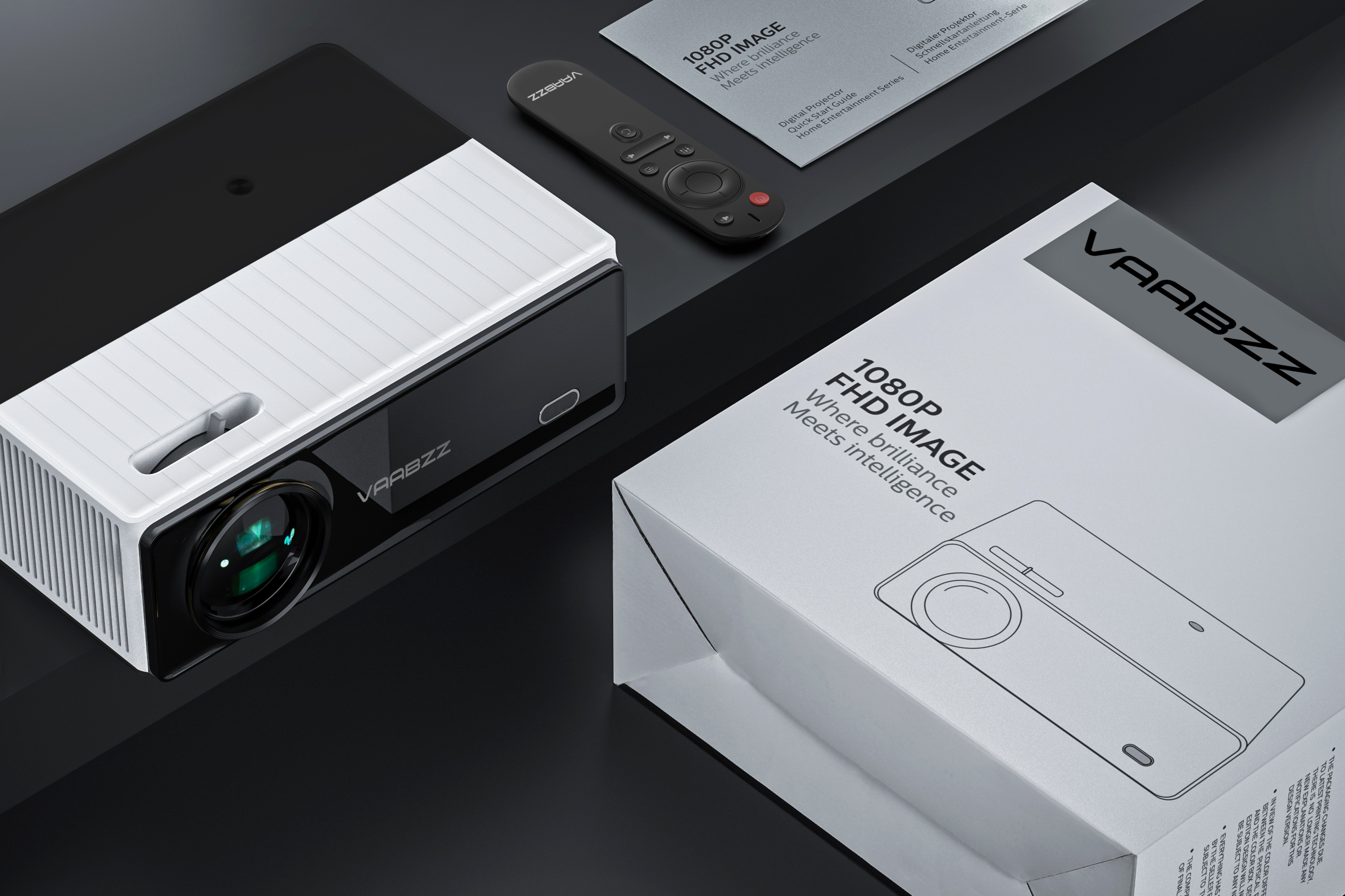 Ein weißer Projektor mit Fernbedienung und Verpackung auf schwarzem Hintergrund.