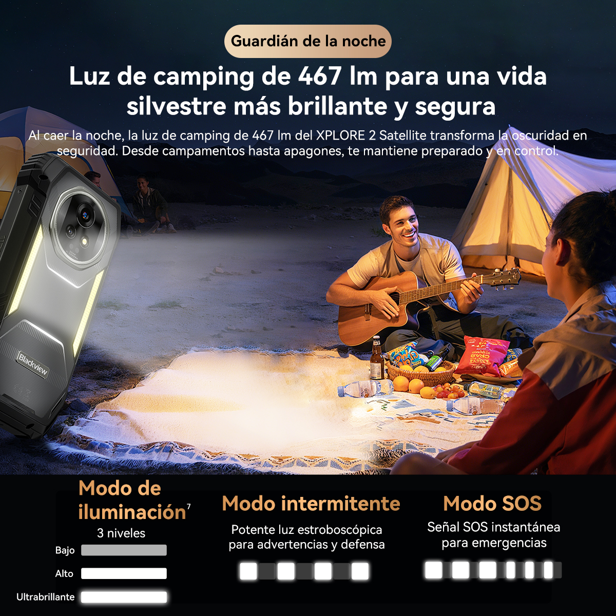 Linterna de camping ilumina escena de fogata con guitarra, bocadillos y tiendas.