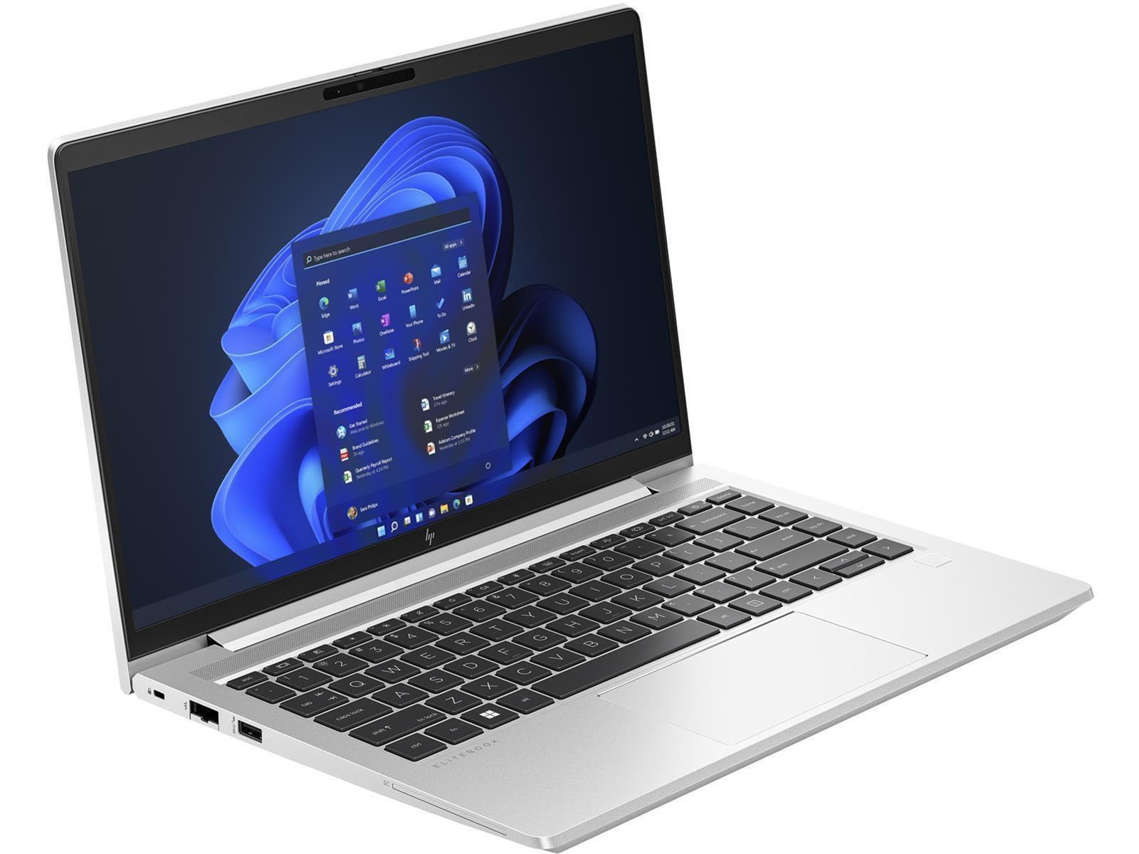 Ein silberner Laptop mit einem geöffneten Startmenü und blauer Hintergrundgrafik.