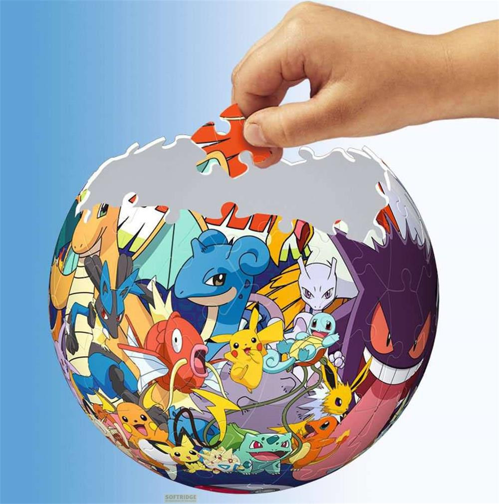 Een hand plaatst een puzzelstuk op een ronde Pokedex-bal met veel Pokémon.