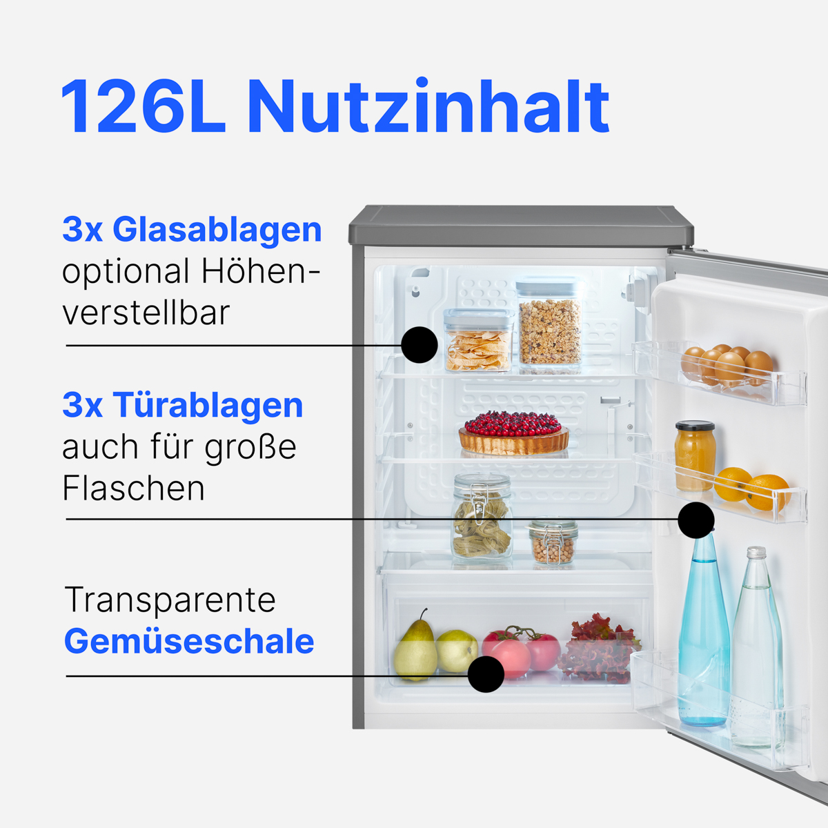 Offener Kühlschrank mit Lebensmitteln: Obst, Eier, Flaschen und Gläser.