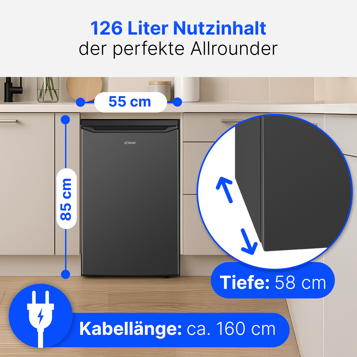 Ein schwarzer Kühlschrank (85x55x58cm) steht in einer Küche. Kabel 160cm.