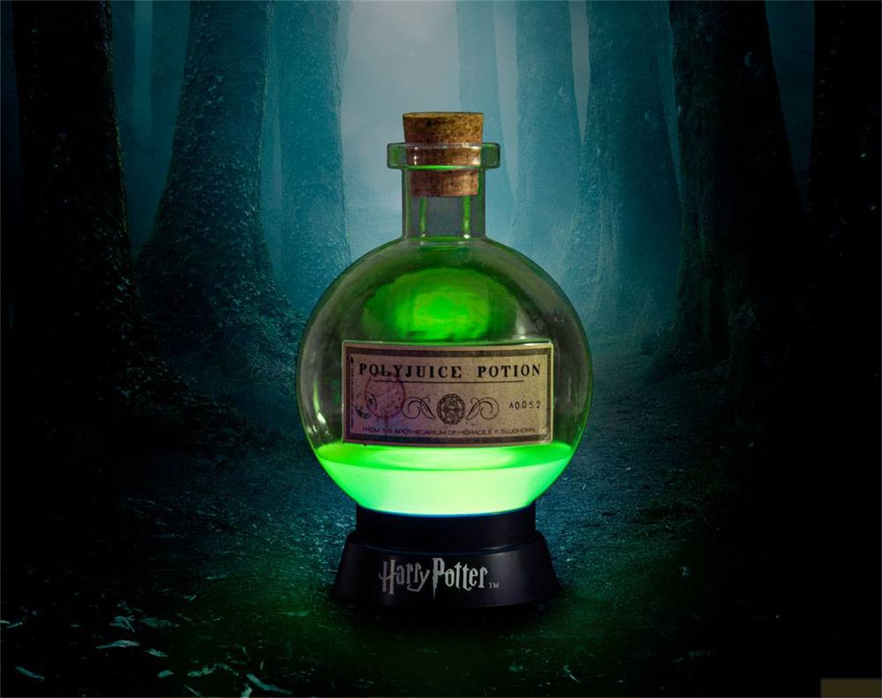 Een groene Polyjuice Potion fles met kurk staat op een Harry Potter voetstuk.