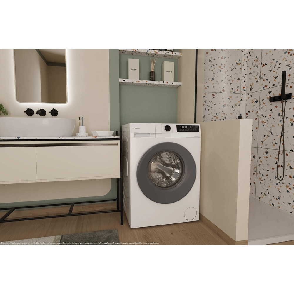 Una lavatrice Candy bianca accanto a un mobile bagno con specchio e doccia.