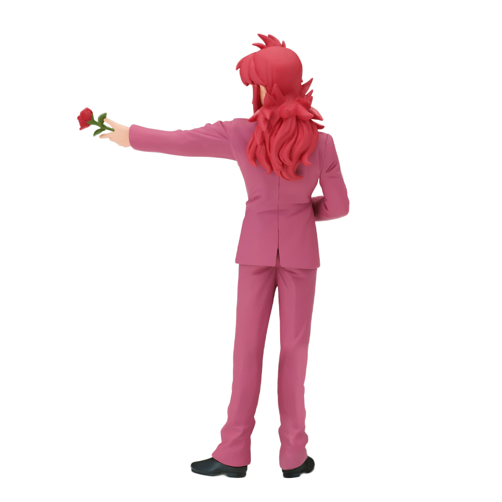 Figura in abito rosa tiene una rosa rossa in mano tesa.