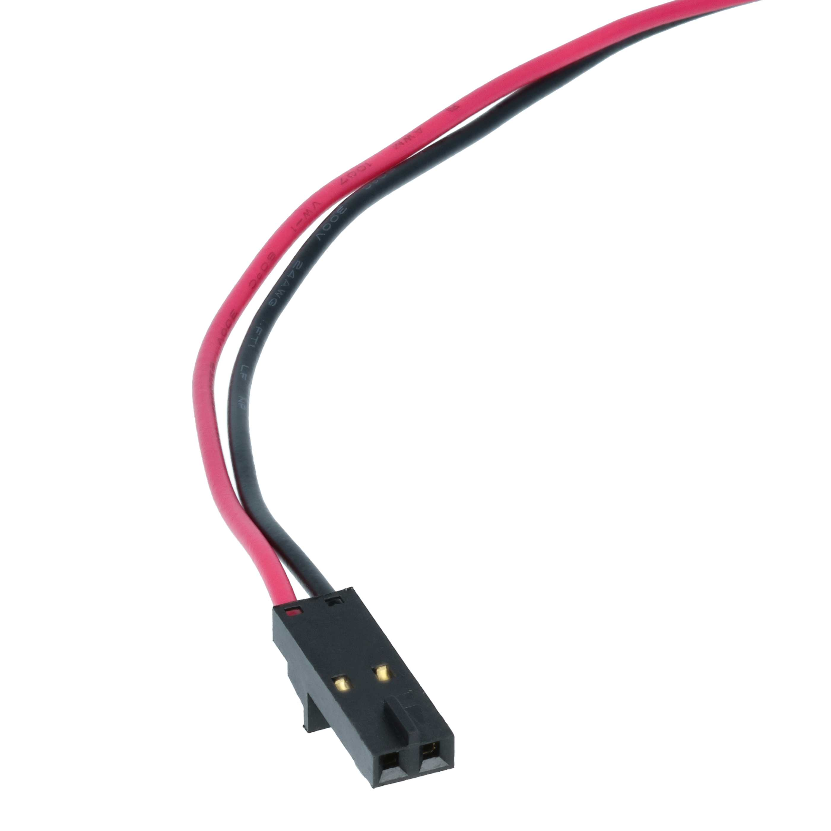 Rotes und schwarzes Kabel mit schwarzem Stecker auf weißem Hintergrund.