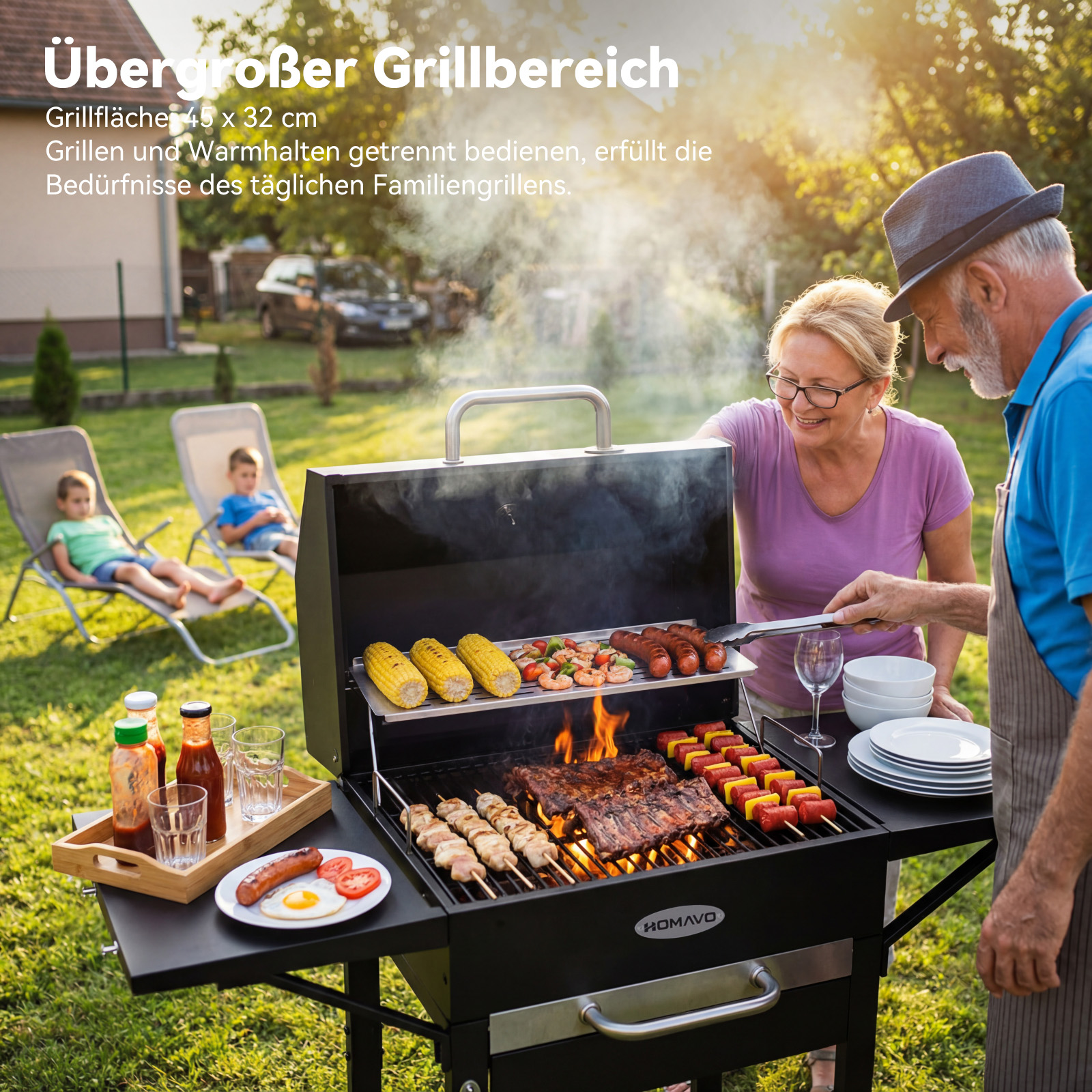 Ein Paar grillt im Garten, während Kinder entspannen. Essen dampft auf dem Grill.