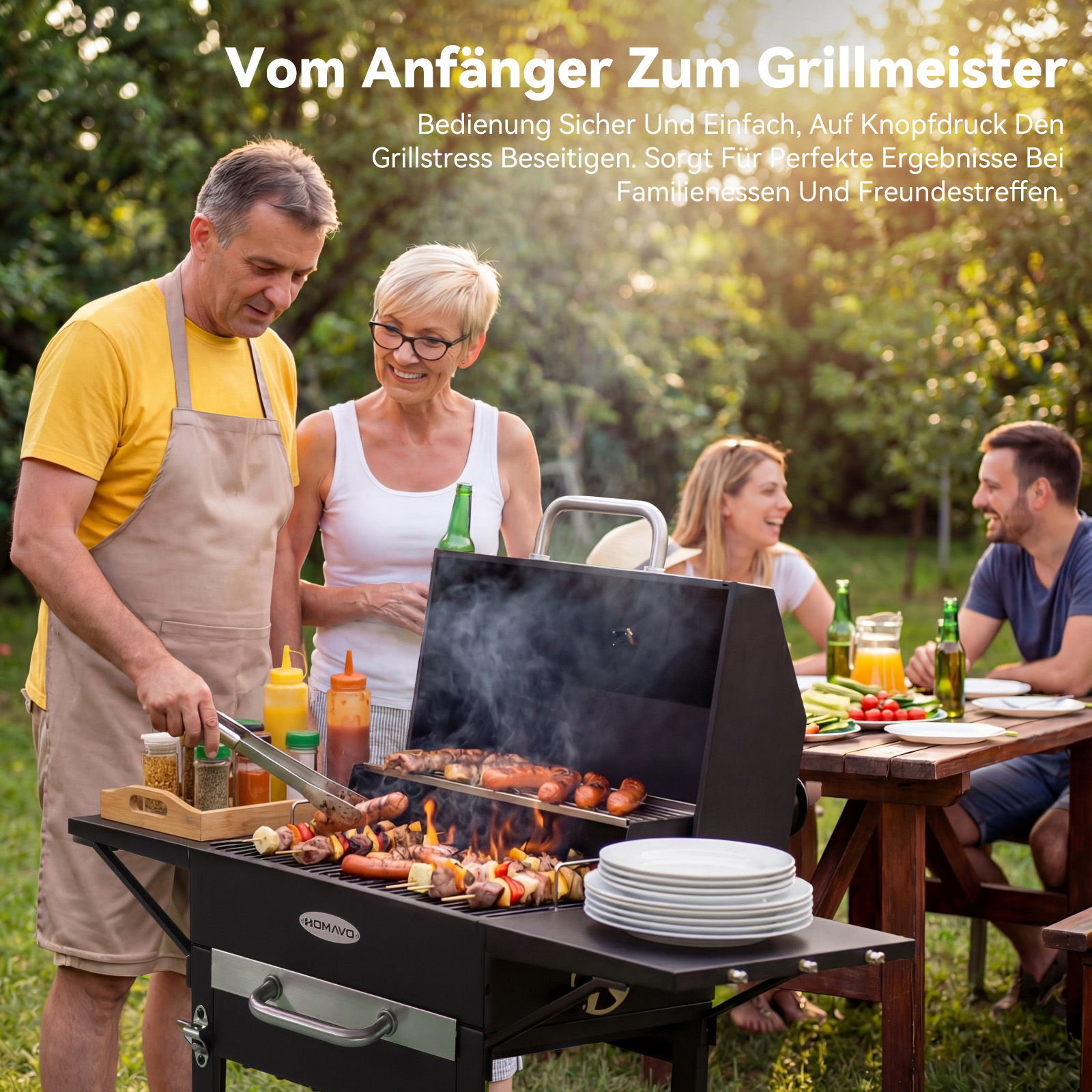 Ein Paar grillt Würstchen und Spieße auf einem Grill, während Gäste am Tisch sitzen.
