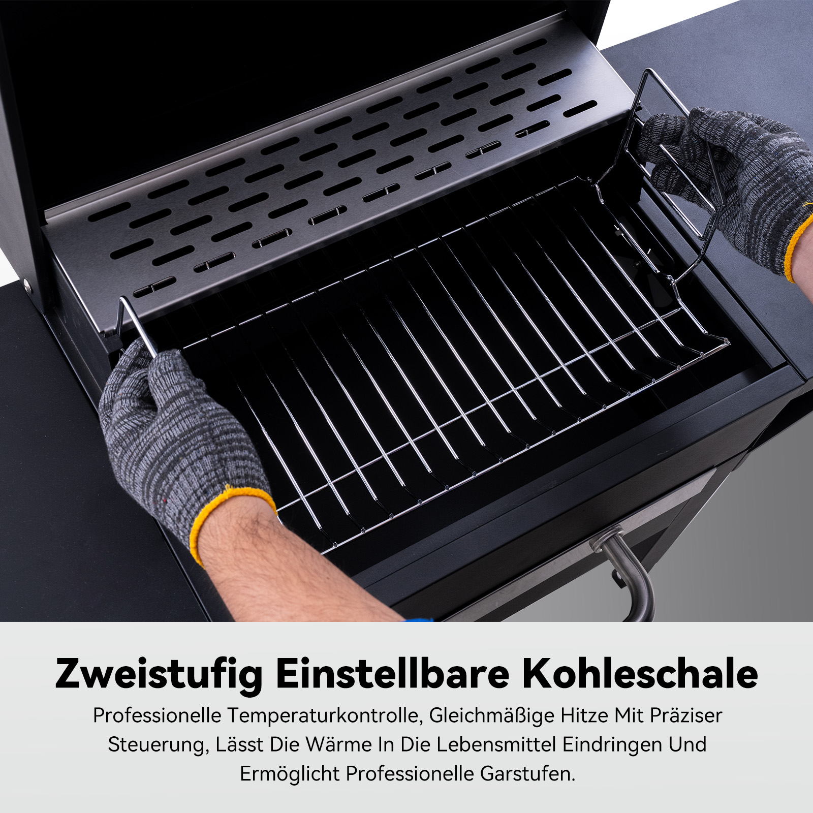 Person mit Handschuhen setzt einen Rost in einen Grill ein.
