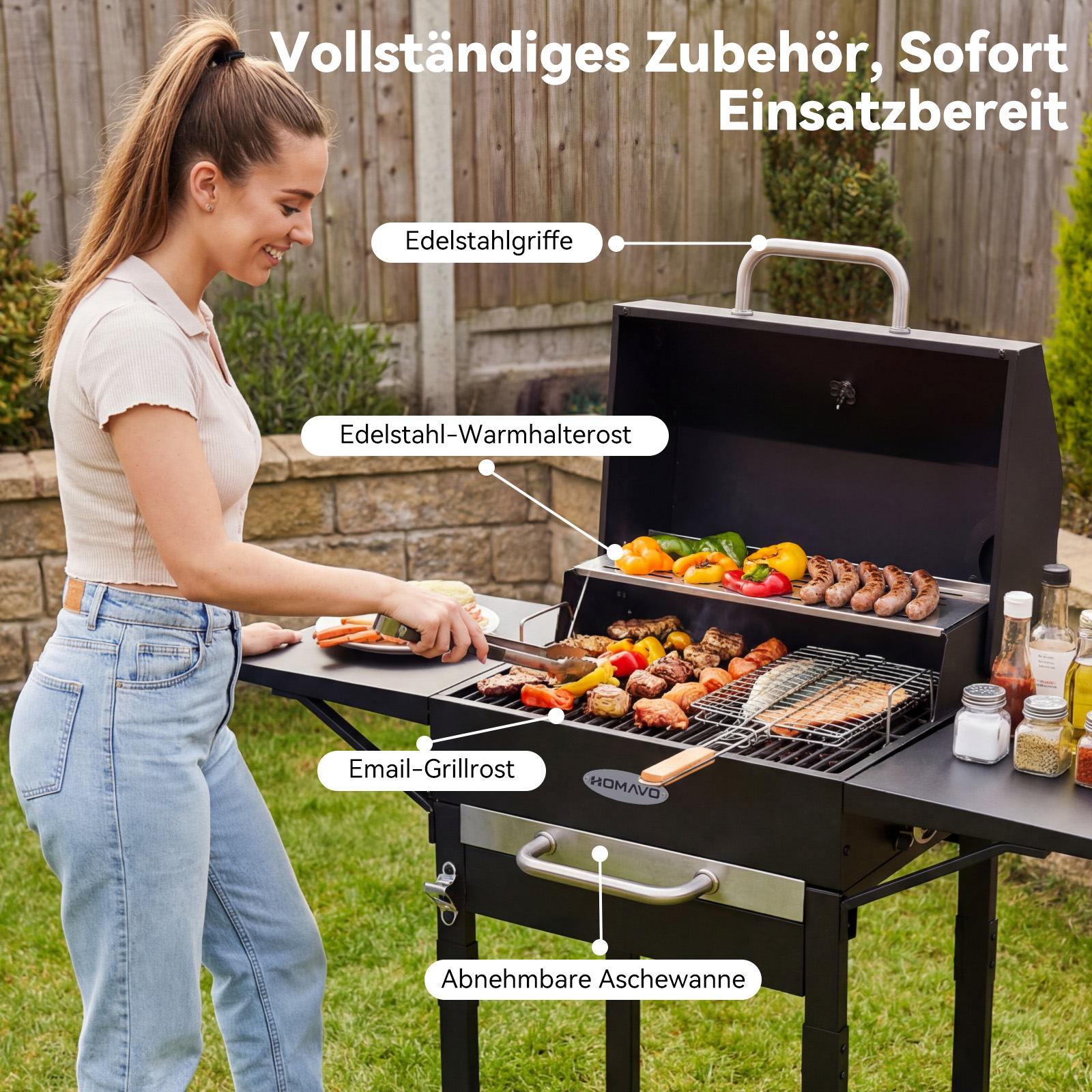 Eine Frau bereitet Essen auf einem Grill zu, der mit Gemüse und Würstchen beladen ist.