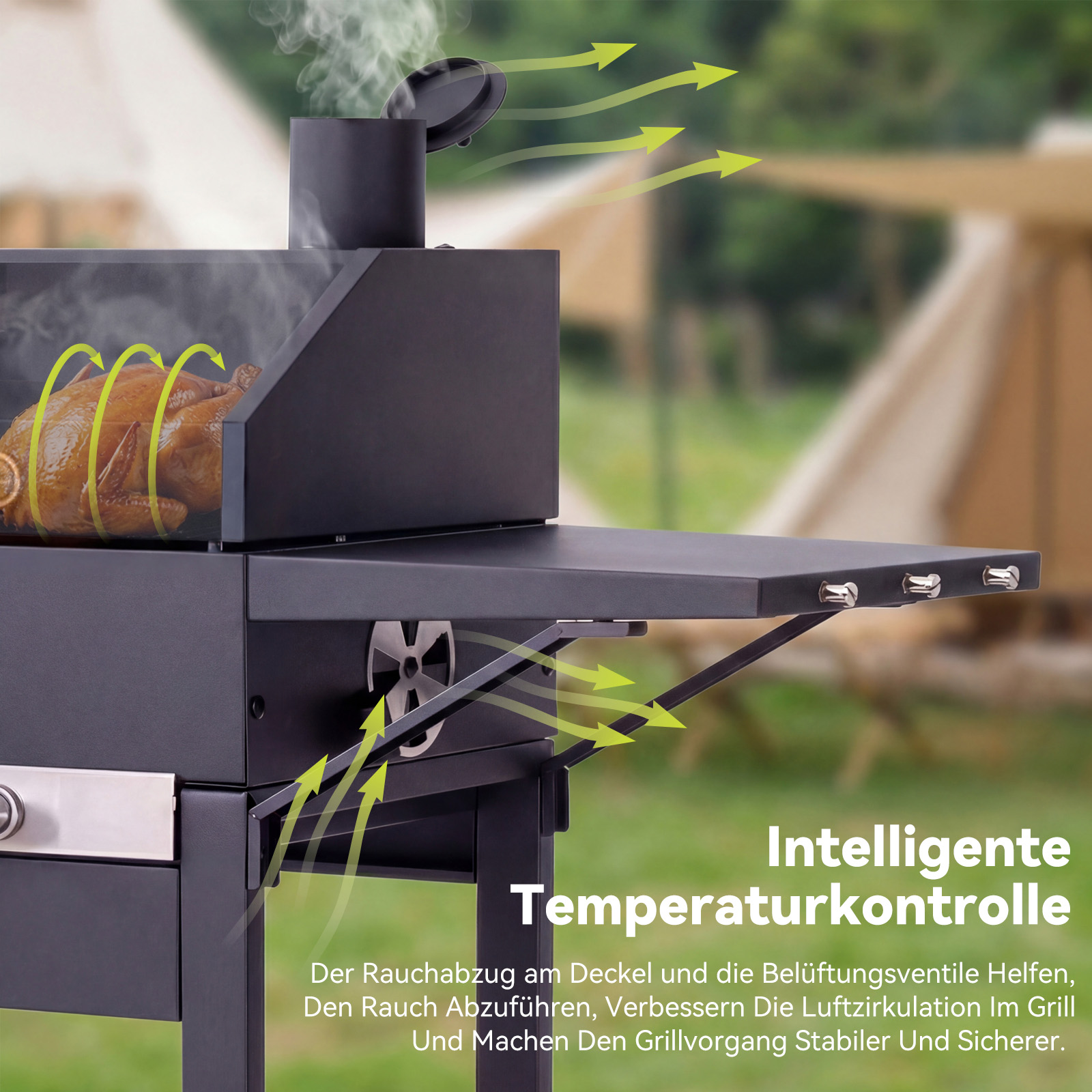 Ein gebratener Brathähnchen im Smoker mit Rauch und grünen Pfeilen, die Luftstrom anzeigen.