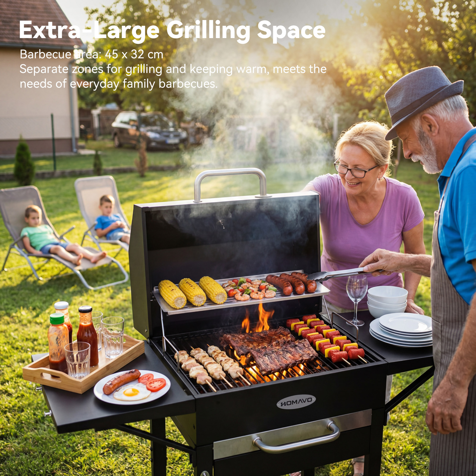 Un couple fait un barbecue dans un jardin, des enfants se reposent sur des chaises.