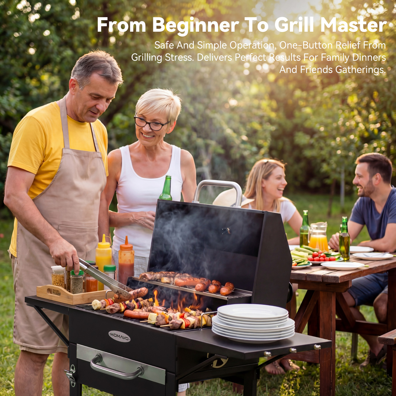Couple grillant en plein air, saucisses et brochettes sur le grill, famille à table.