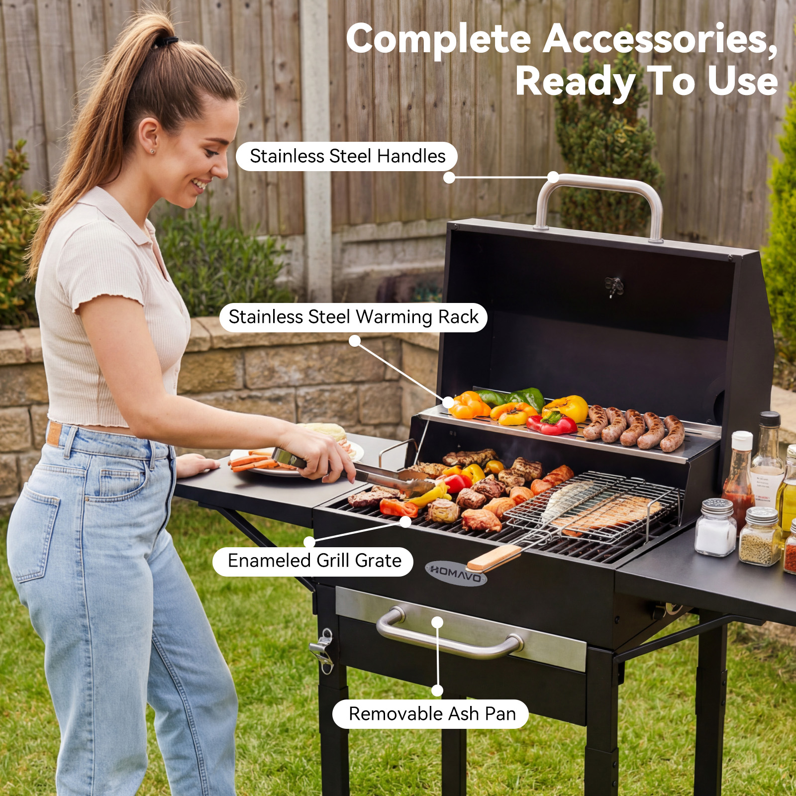 Une femme fait griller de la viande et des légumes sur un barbecue noir avec poignées en inox.