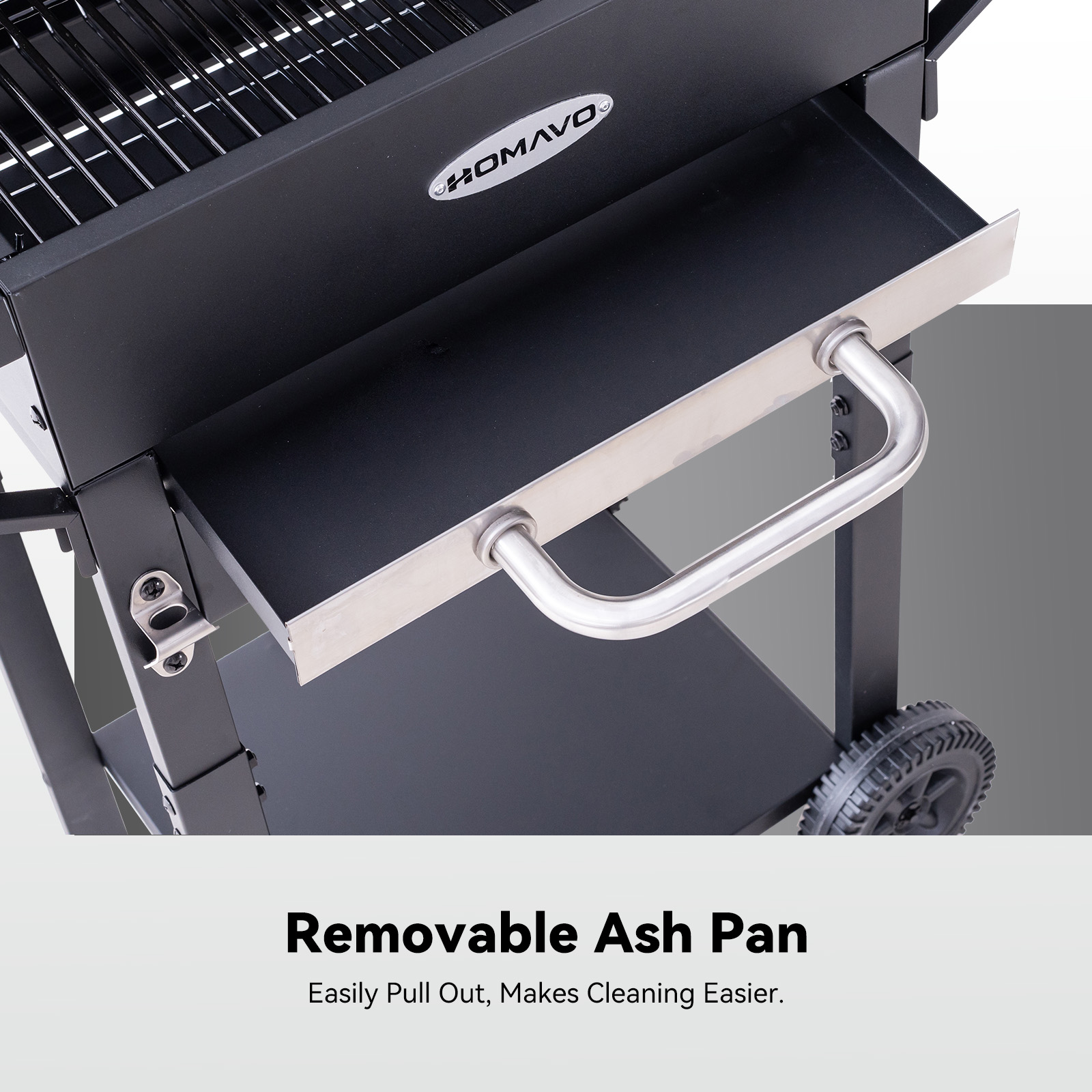 Gril noir avec bac à cendres amovible et poignée argentée.