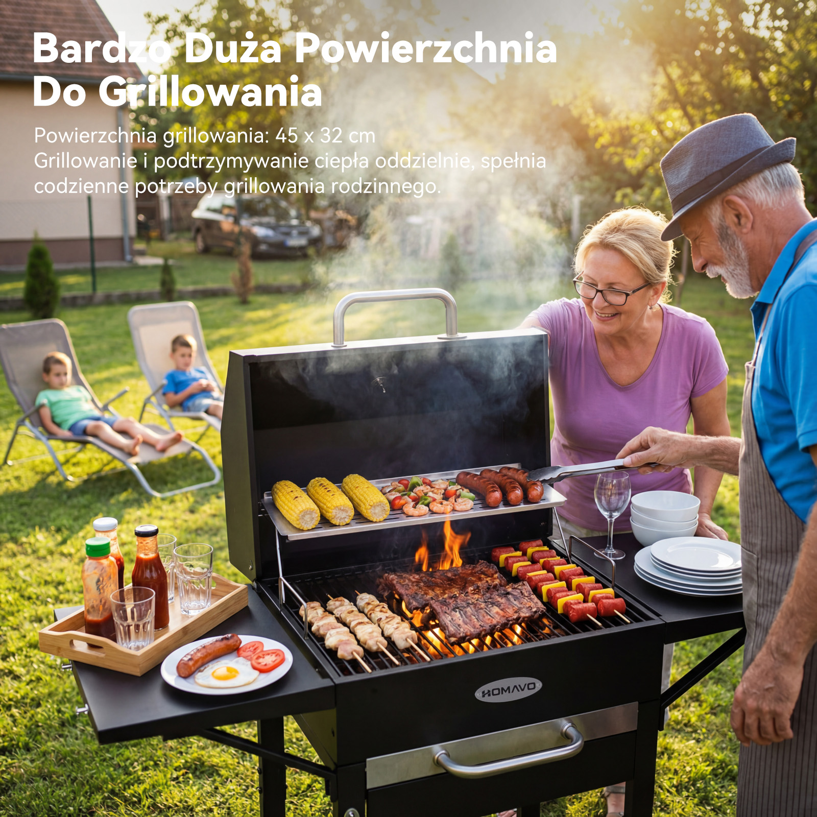 Para grilluje w ogrodzie, dzieci odpoczywają. Na grillu jest dużo jedzenia.