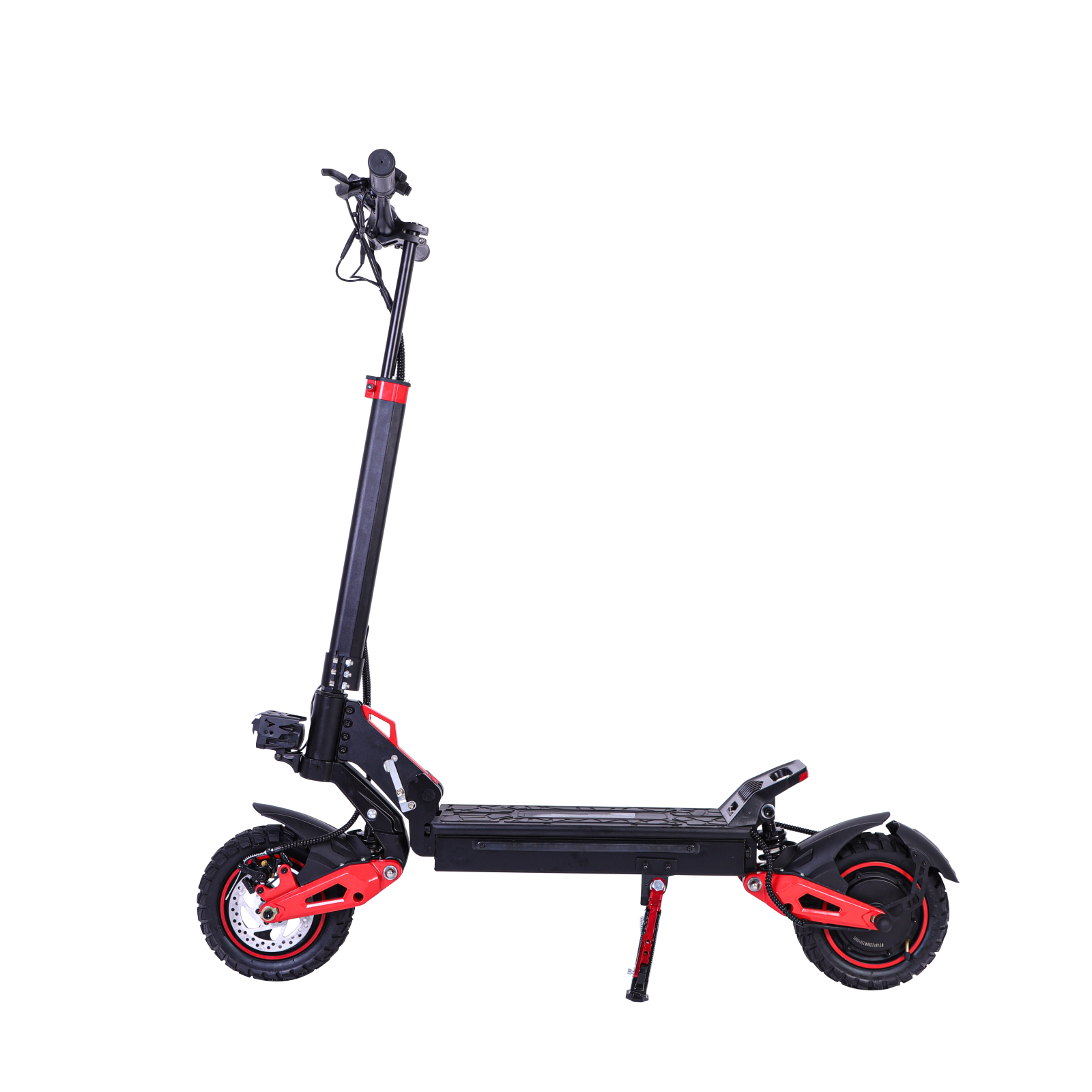 Czarny skuter elektryczny z czerwonymi akcentami stoi na czarnym tle.