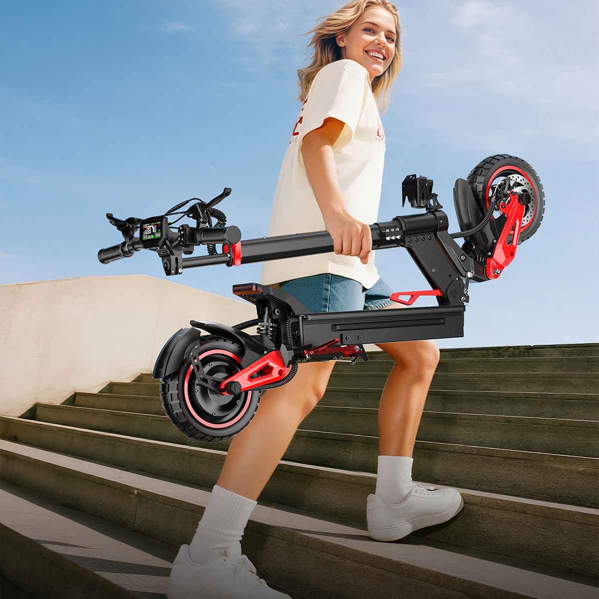 Kobieta niesie składaną hulajnogę elektryczną po schodach.