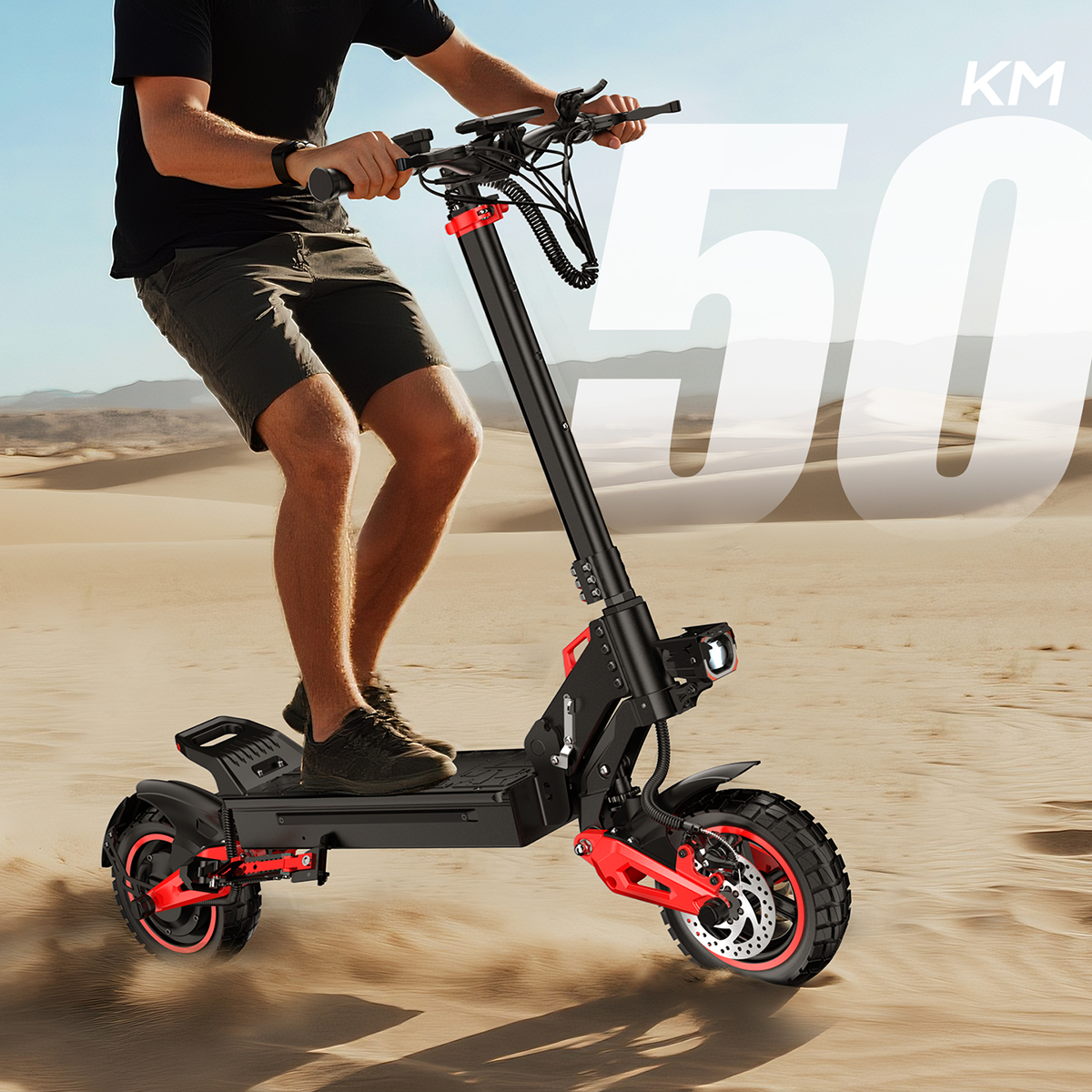 Mężczyzna jedzie hulajnogą elektryczną po pustyni. Duża liczba 50 w tle.