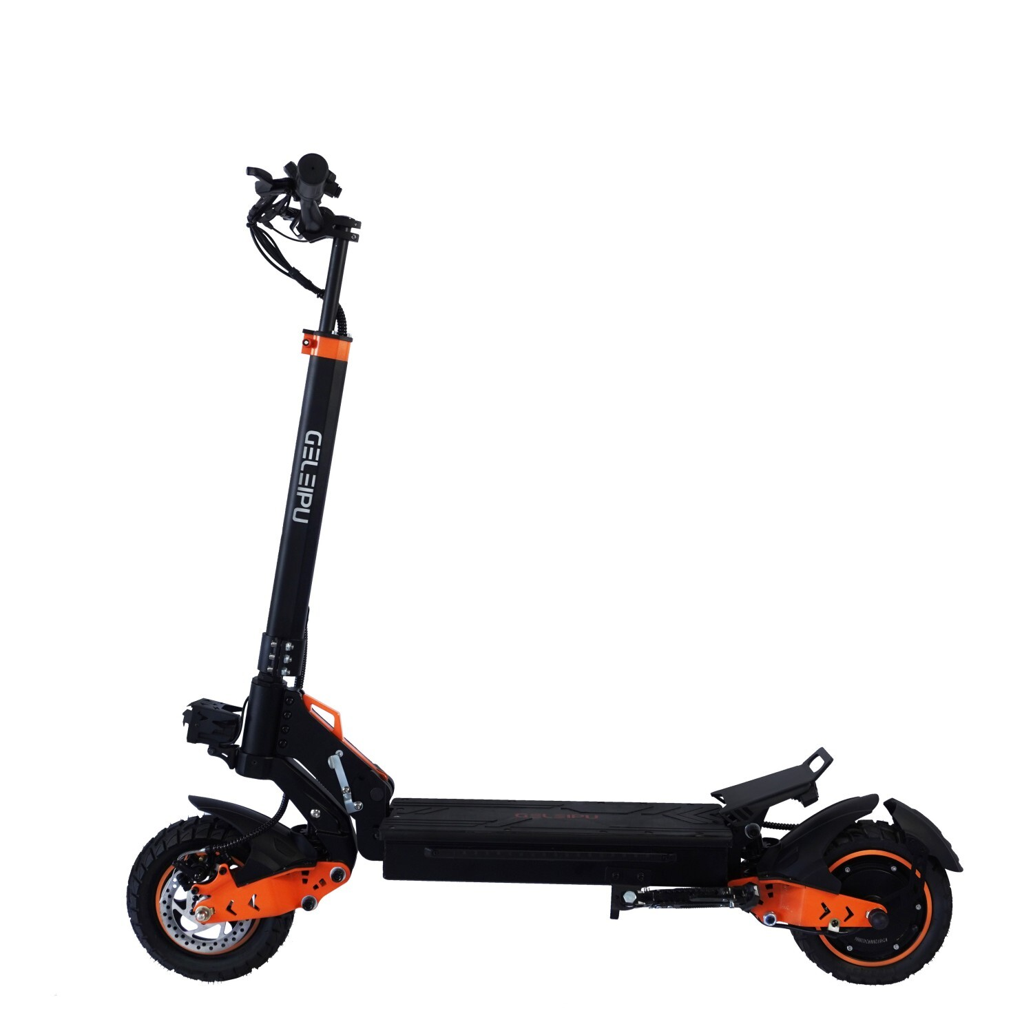 Czarna hulajnoga elektryczna z pomarańczowymi akcentami, białe tło.